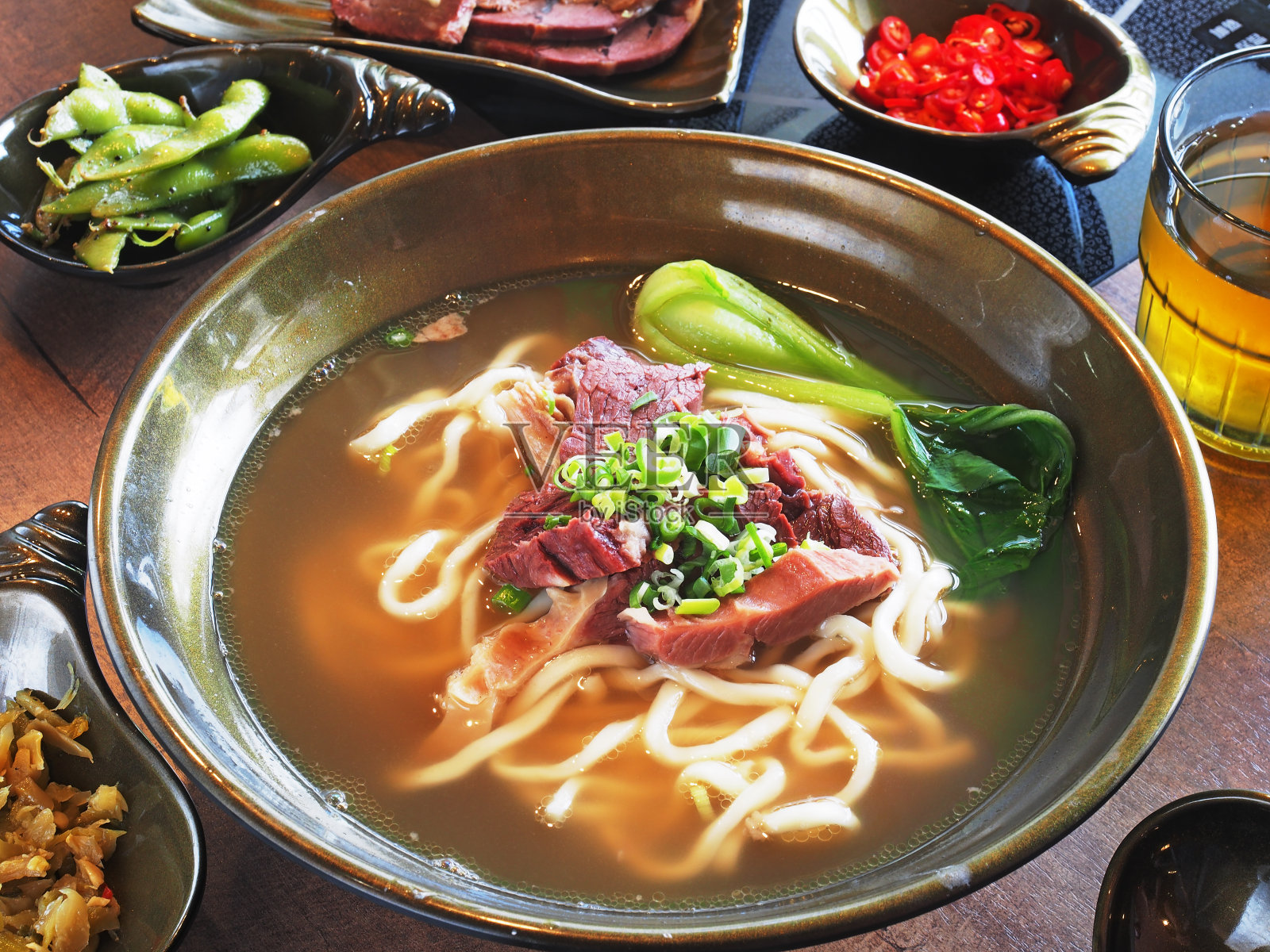 红烧牛肉面照片摄影图片