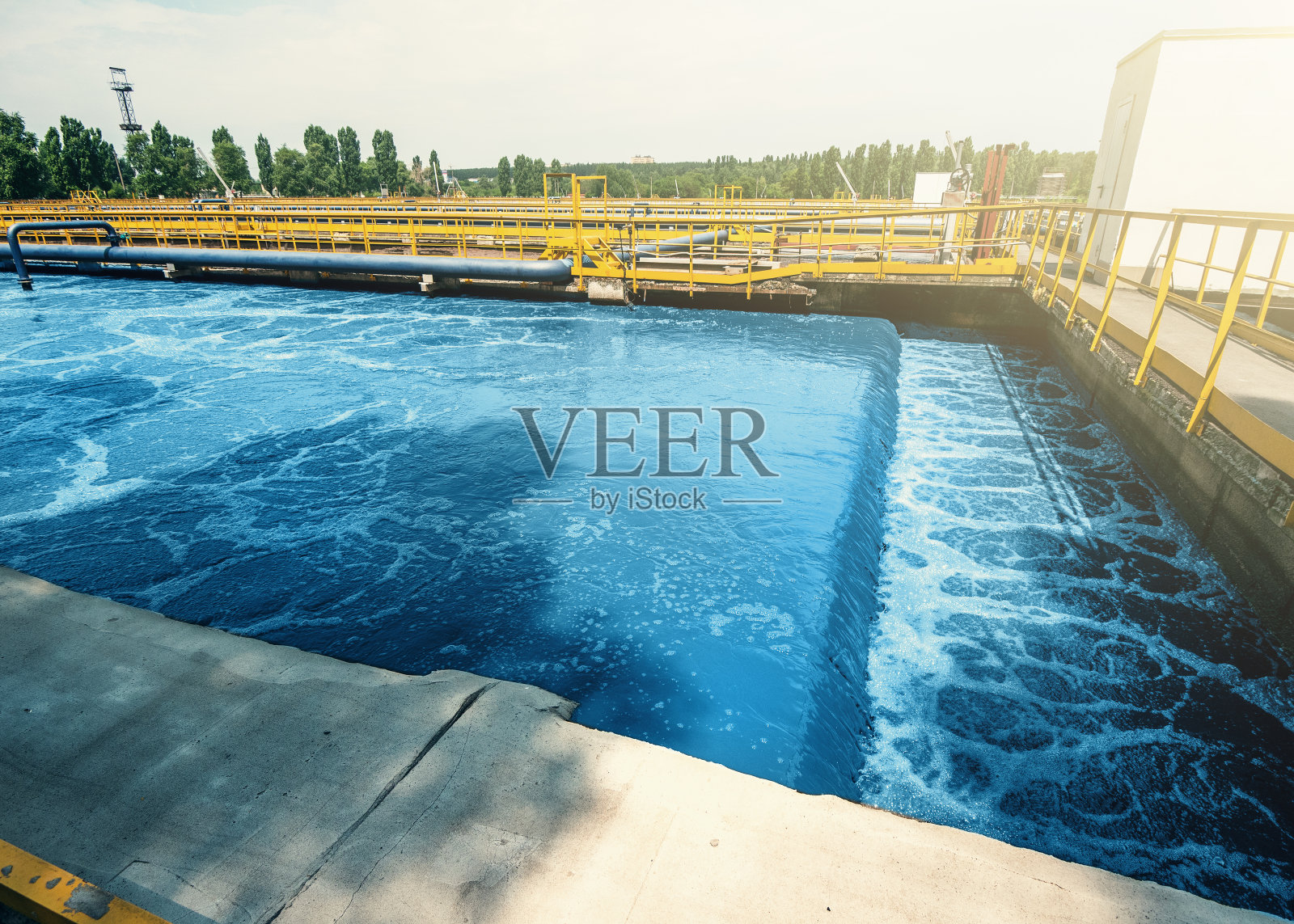 现代工业污水处理厂，用于沉淀池和废水净化照片摄影图片