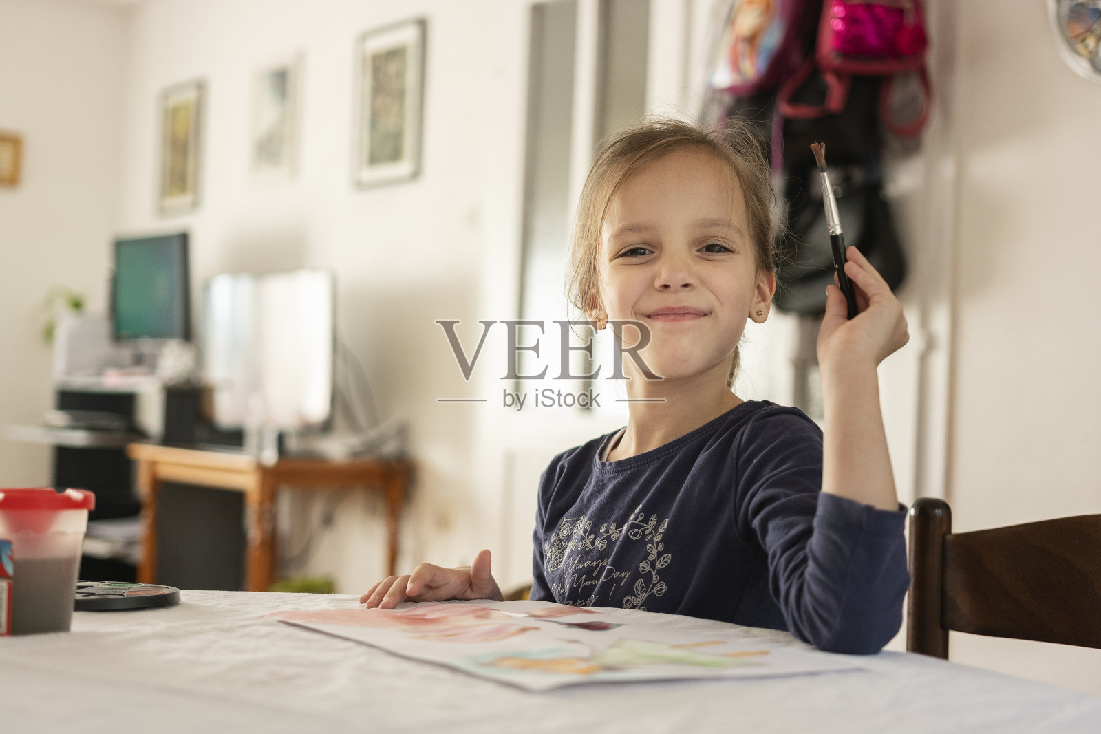 在家绘画的女孩照片摄影图片