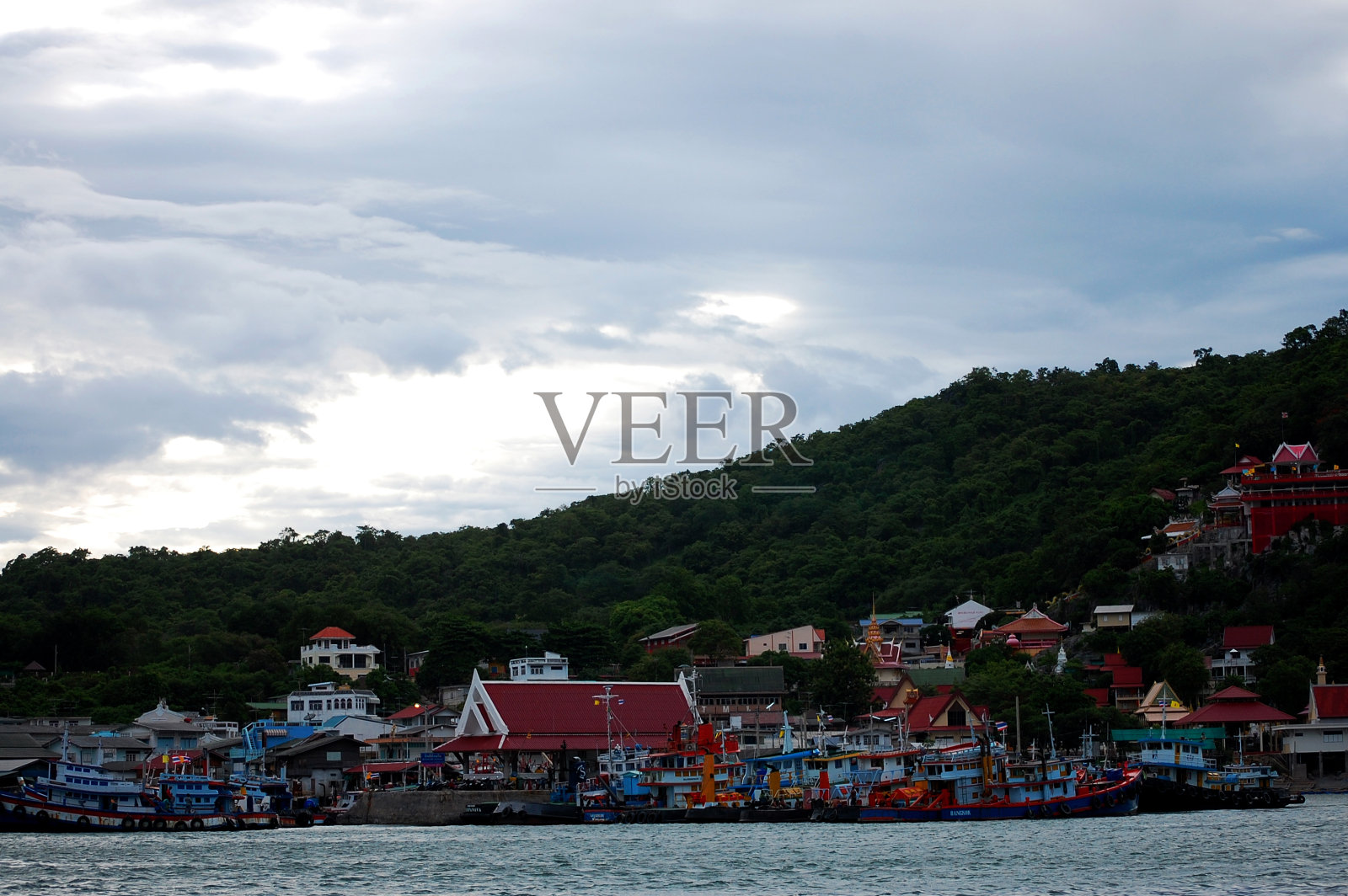 在泰国春武里的科泗昌岛欣赏风景城市和山照片摄影图片