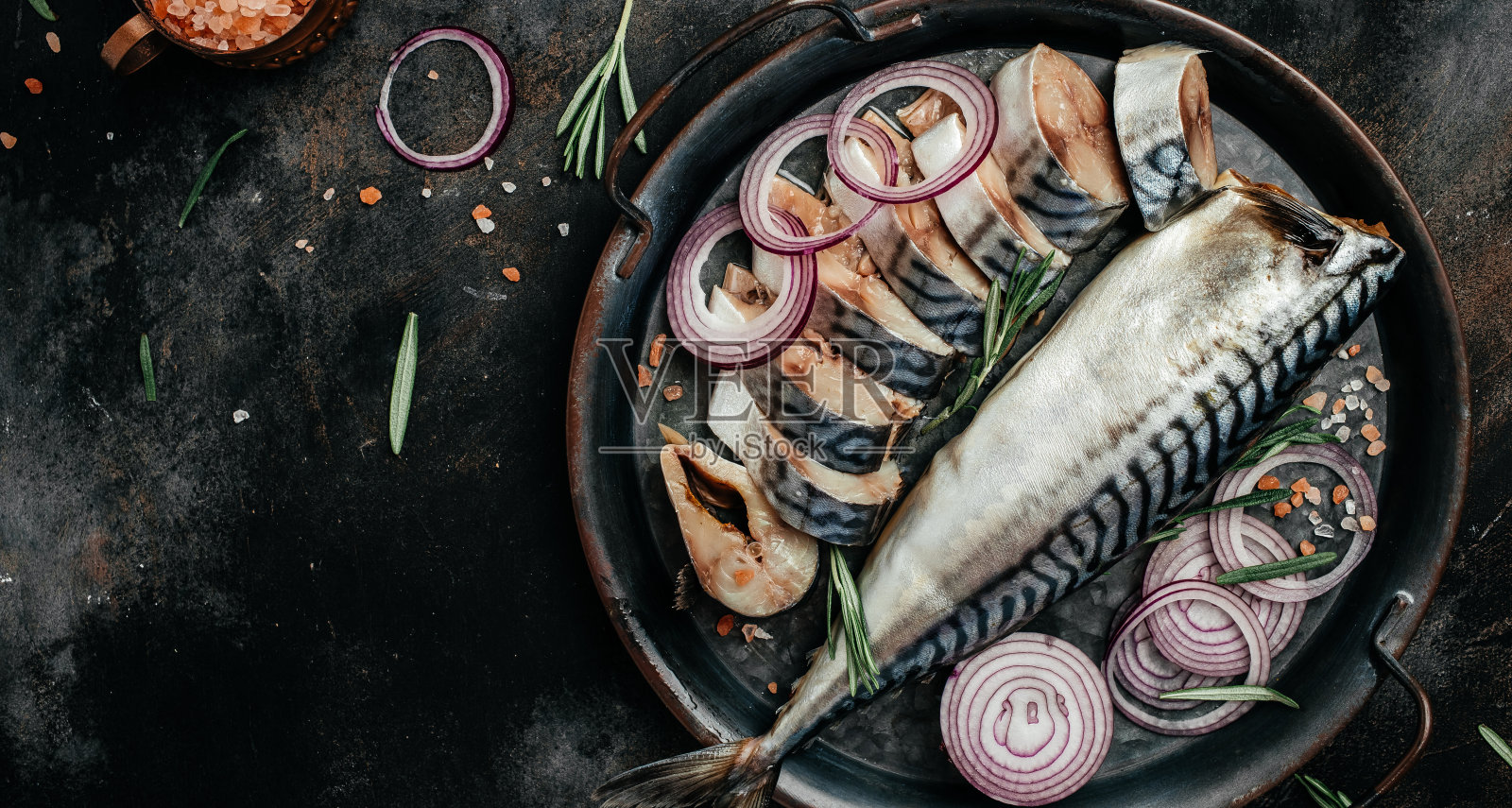 韩国鲜海鲜:鲭鱼或鲱鱼。鲭鱼牛排，餐厅菜单，食谱，食谱照片摄影图片