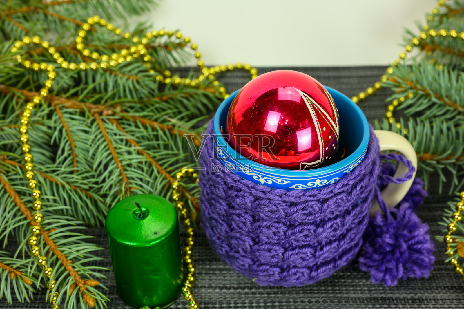 针织杯，里面有红球。照片摄影图片