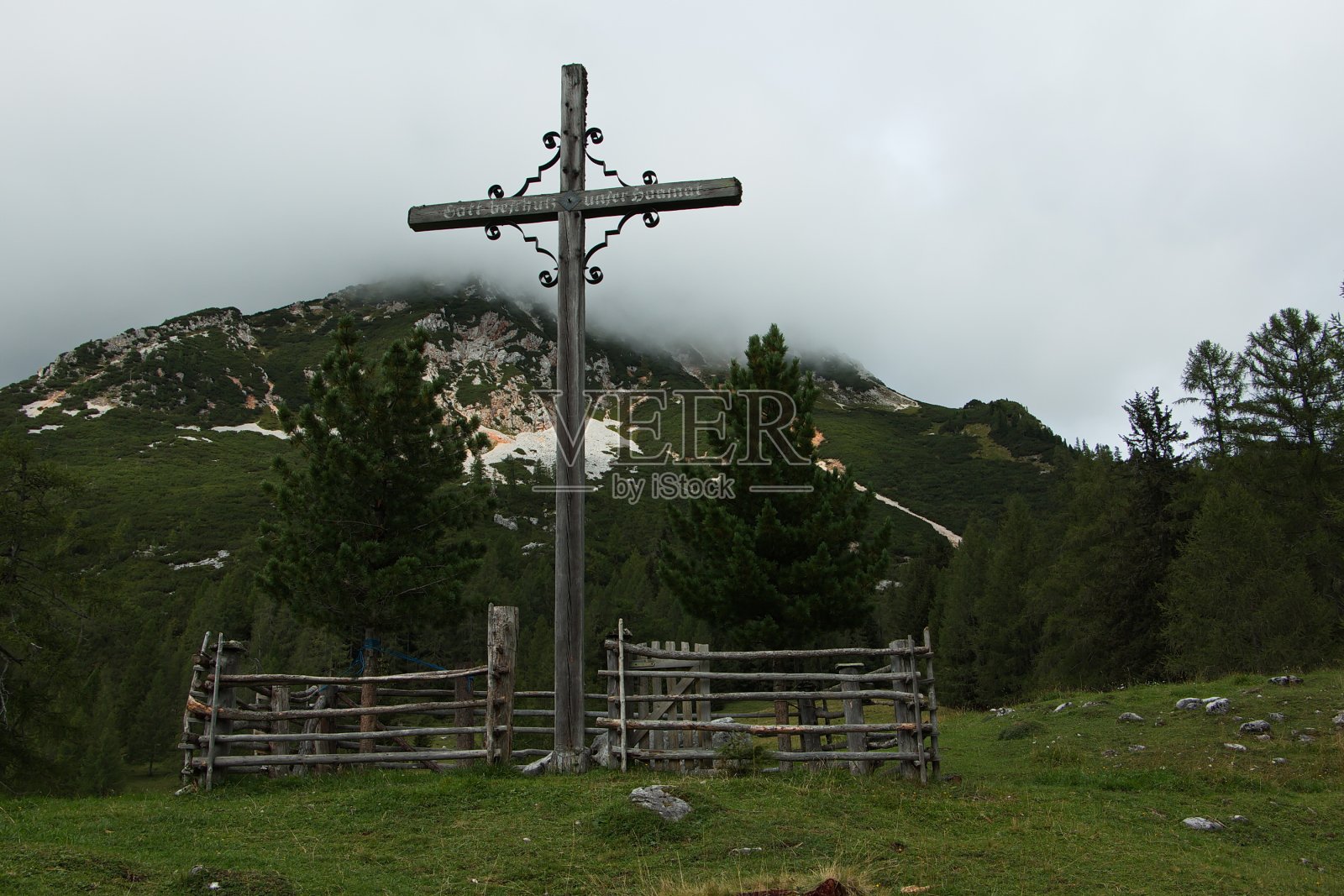 穿越“上帝拯救我们的家园”在阿尔卑斯巴赫拉姆在萨尔茨堡的菲尔兹穆斯，奥地利，欧洲照片摄影图片