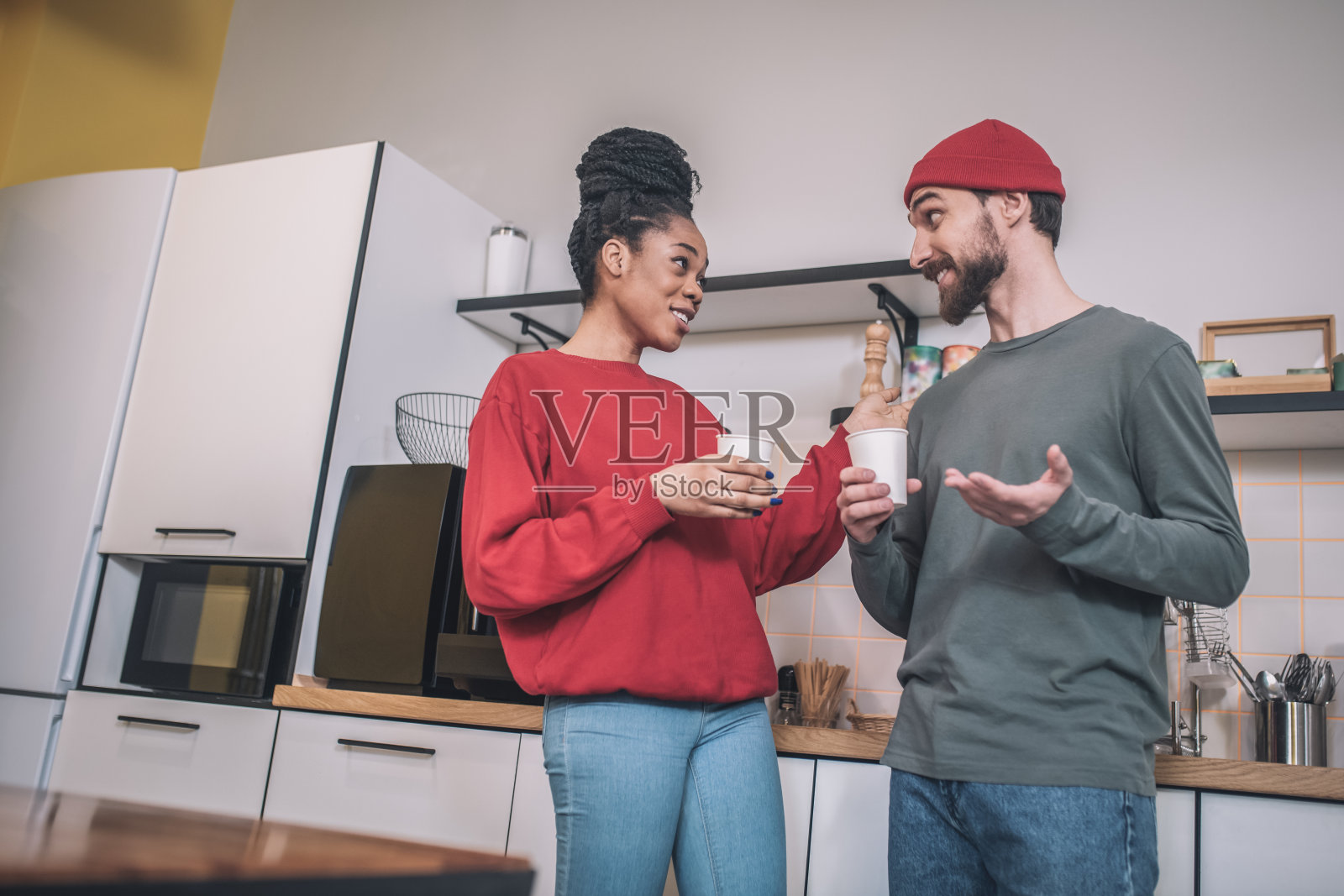 启发情绪化的男孩和女孩在咖啡聊天照片摄影图片