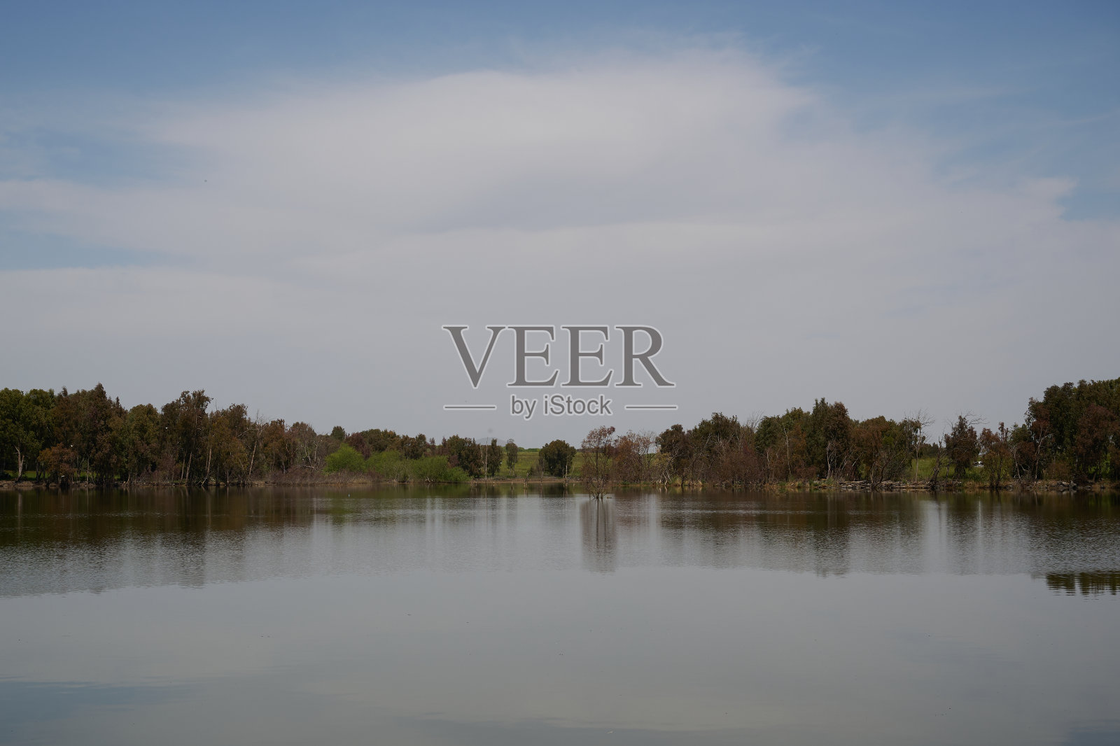 布特米亚湖：以色列戈兰高地北部的绝美之地照片摄影图片