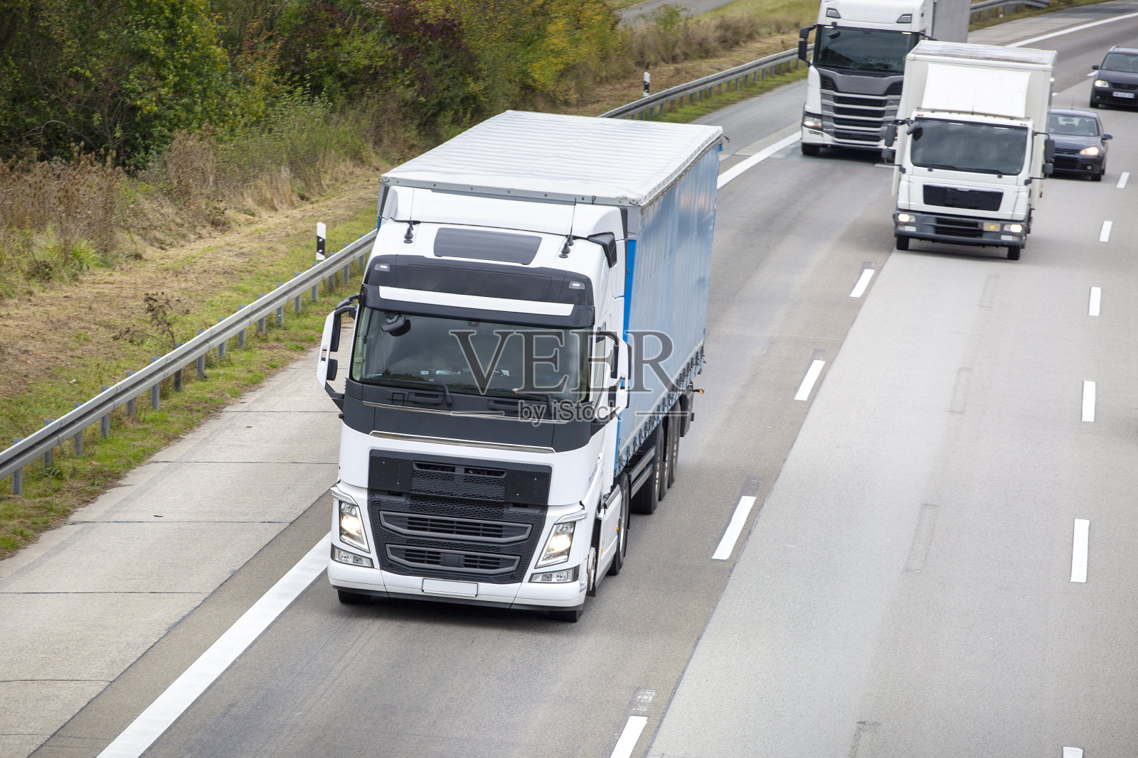 公路上的卡车照片摄影图片