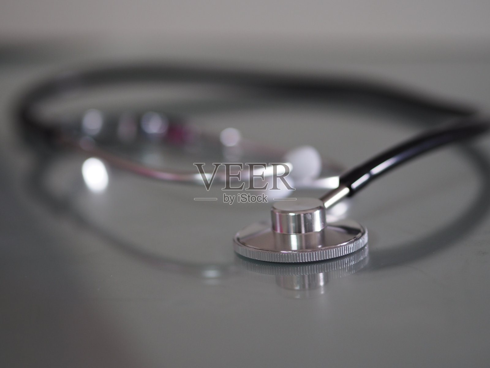 听诊器双头经典灰色配铬耳管和白色耳尖黑色管，不锈钢，烟和黑色耳管，适合医生和护士照片摄影图片