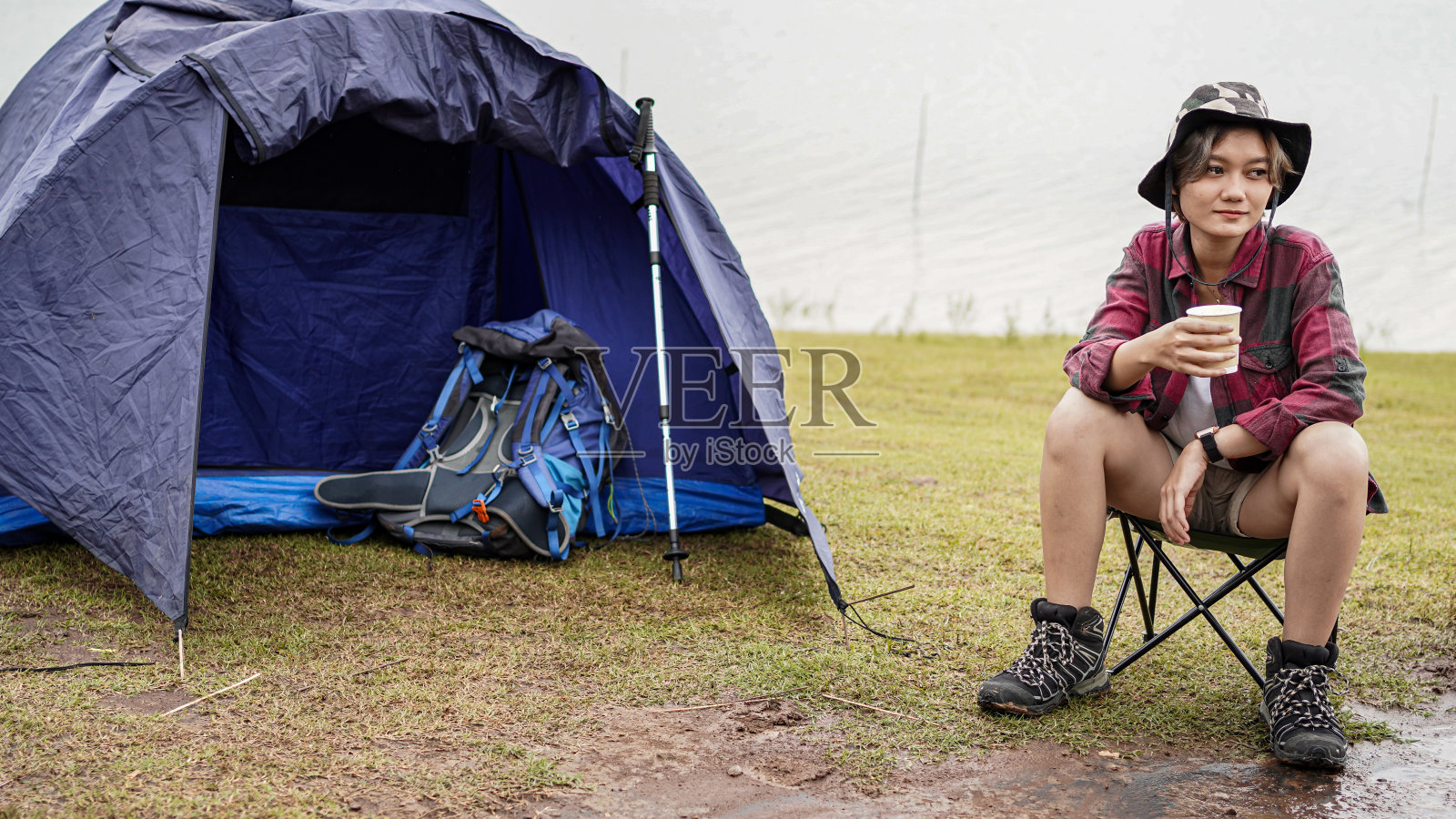 年轻的亚洲女性在椅子上喝咖啡照片摄影图片