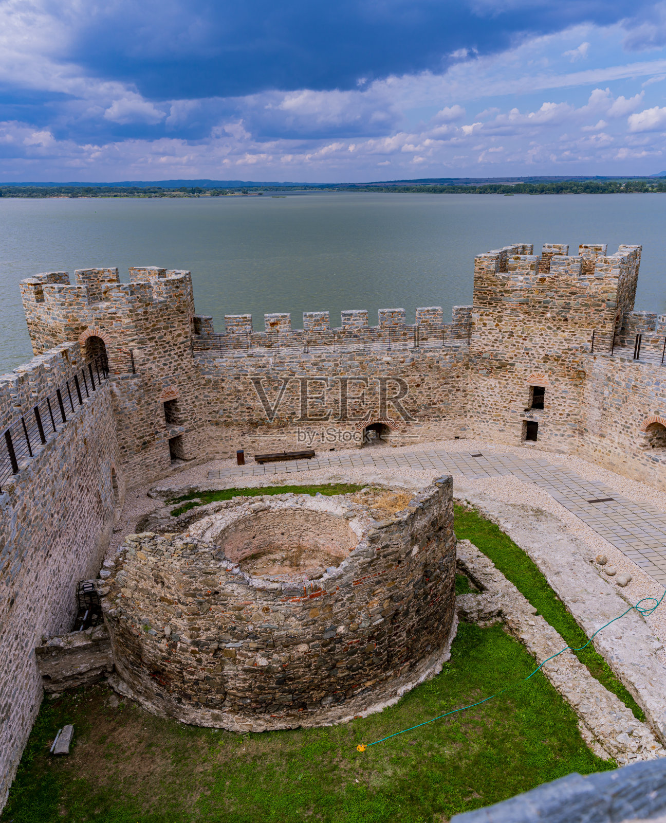 塞尔维亚多瑙河上的堡垒照片摄影图片