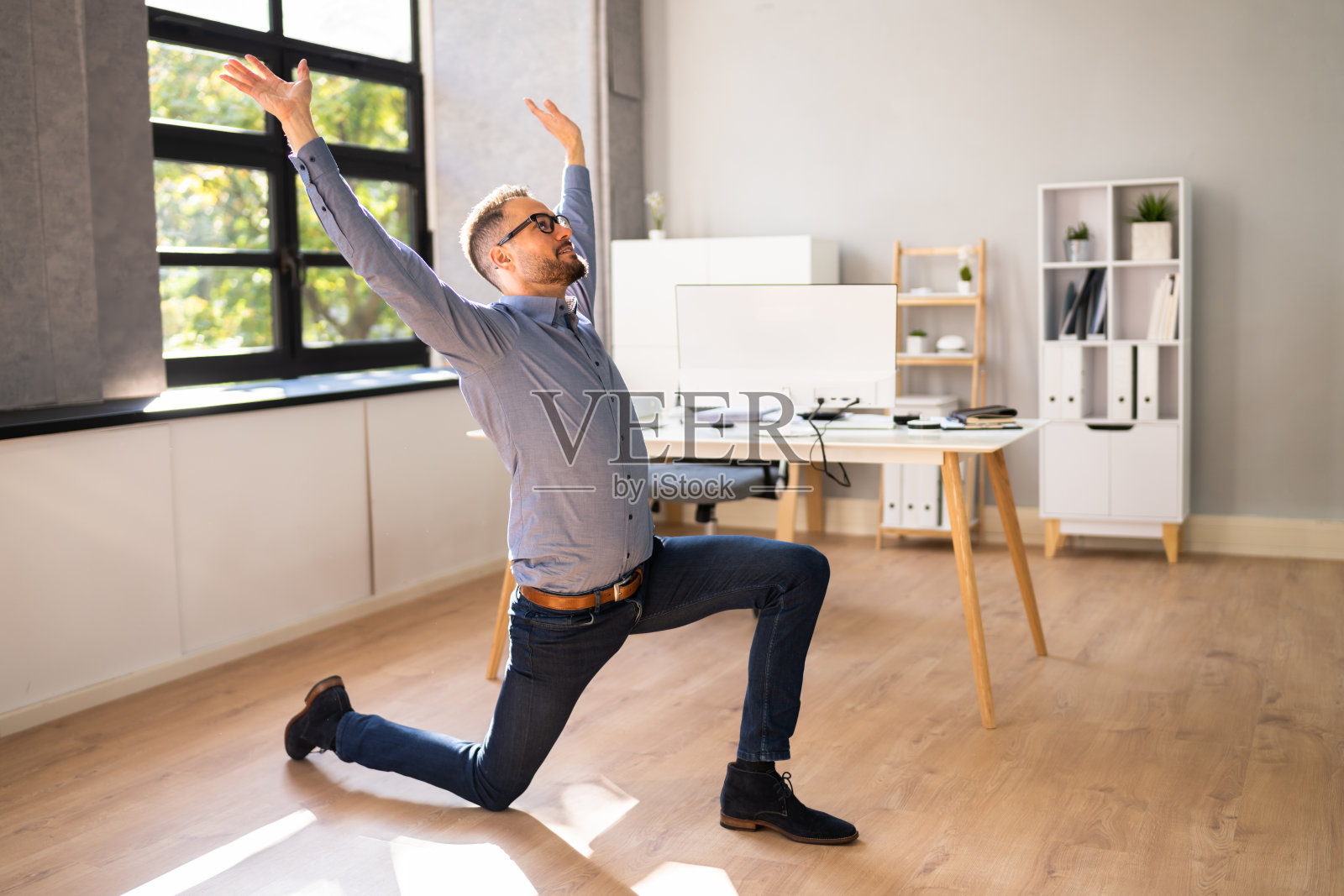 站立办公瑜伽锻炼和锻炼照片摄影图片