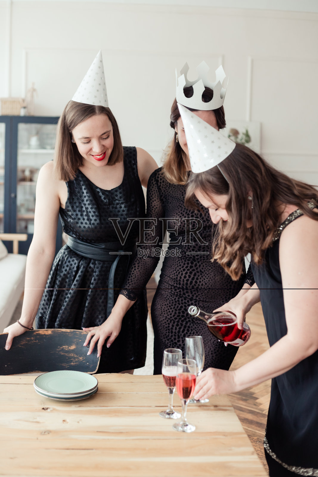 一群朋友在晚宴上围着桌子烤面包照片摄影图片