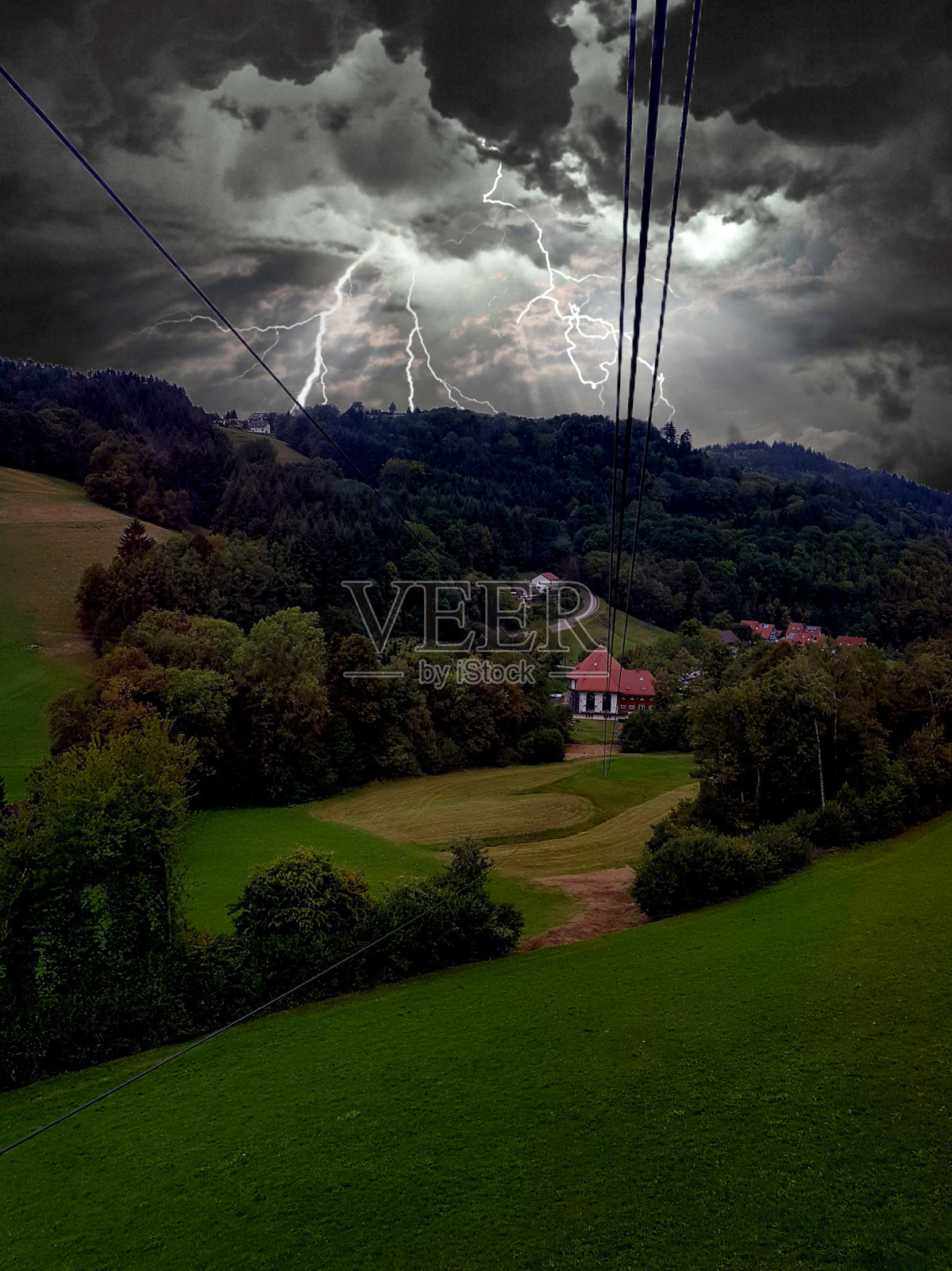 山上的缆车上有雷雨照片摄影图片