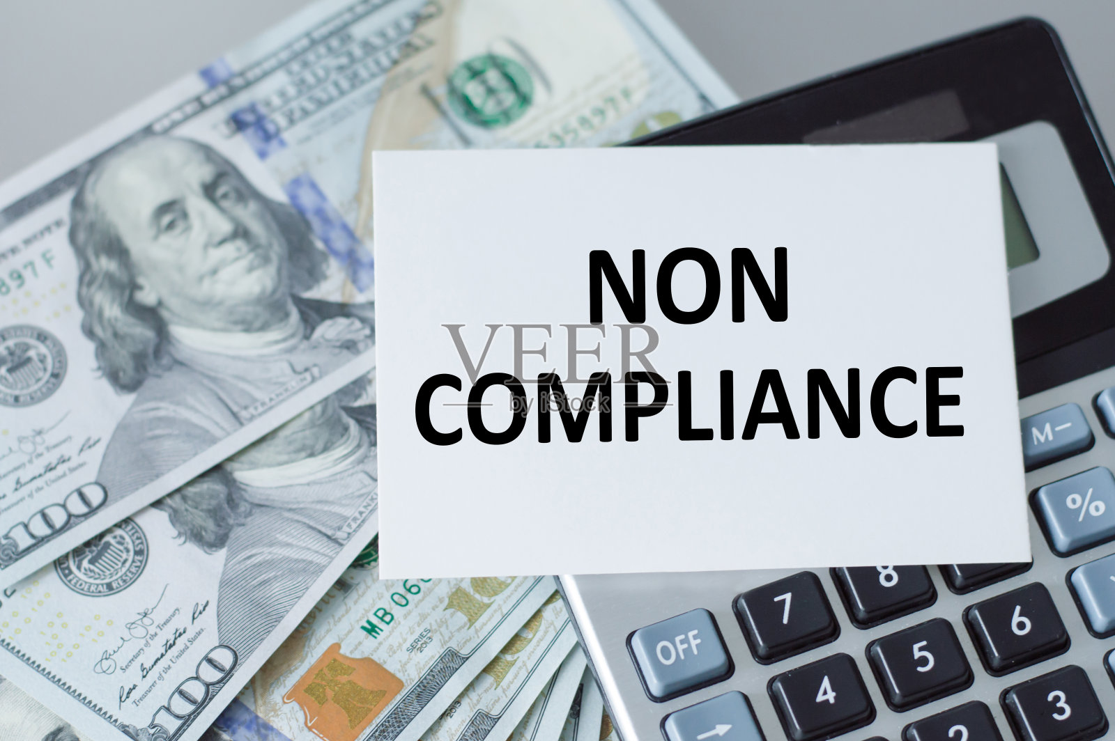 在钱旁边的桌子上的计算器上的卡片上没有遵守照片摄影图片