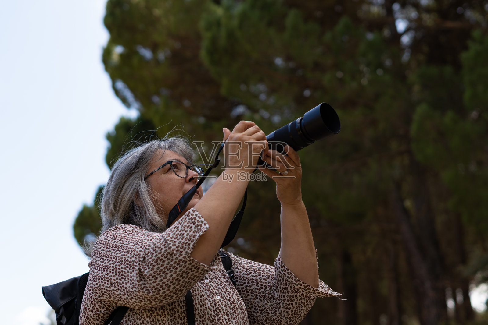 女人拍照照片摄影图片