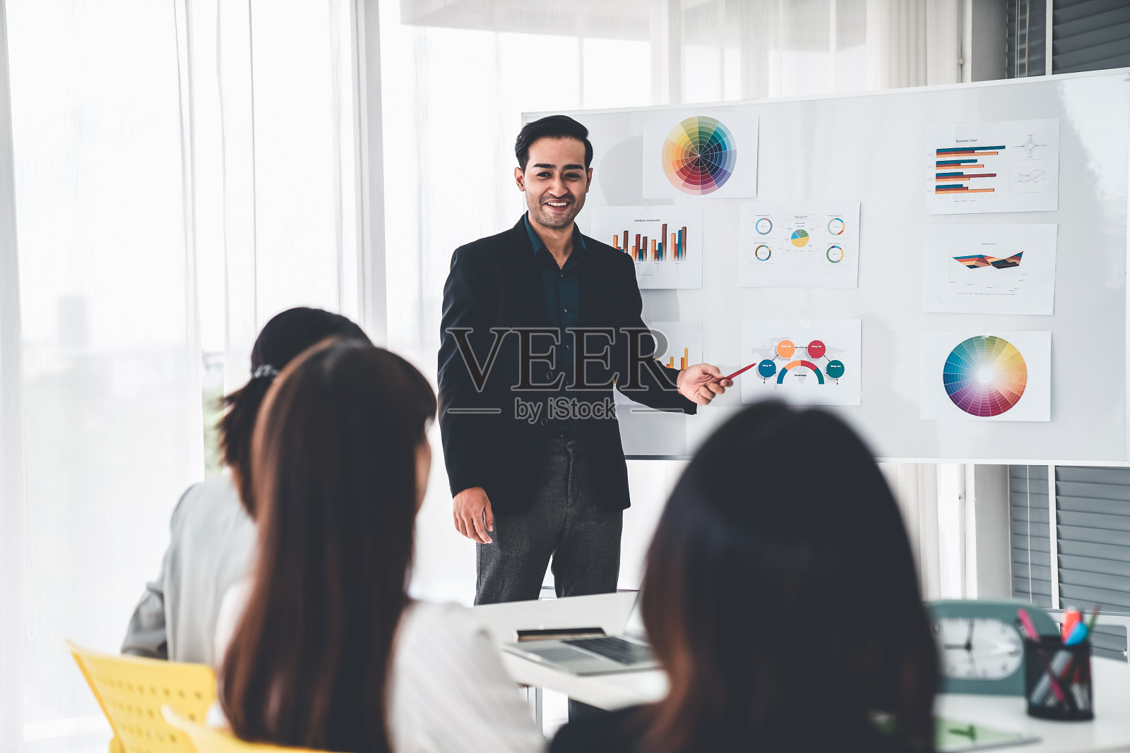 商务人士围坐在一起，能熟练地讨论工作项目照片摄影图片