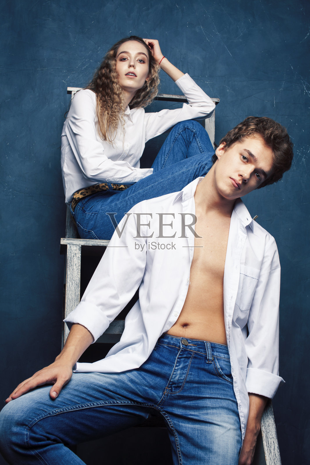 年轻漂亮的男孩和女孩朋友在室内快乐的一起微笑，生活方式人们的观念照片摄影图片