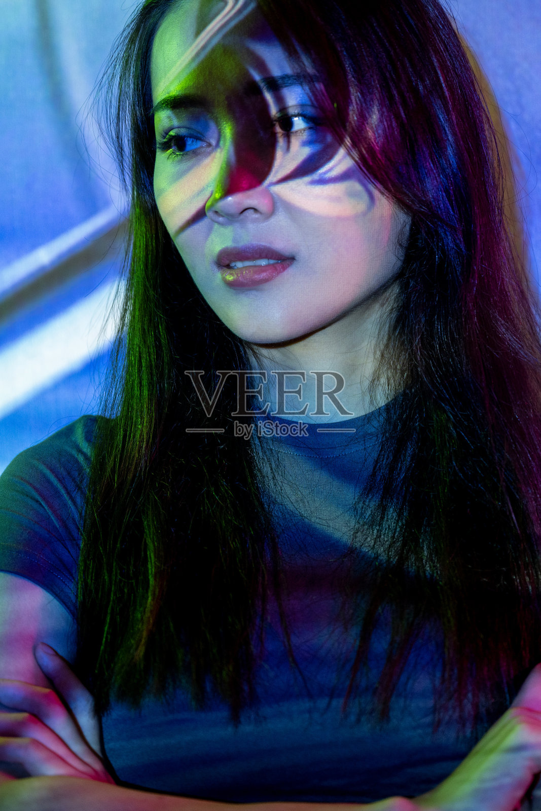 霓虹灯下穿着灰色裙子的美女照片摄影图片