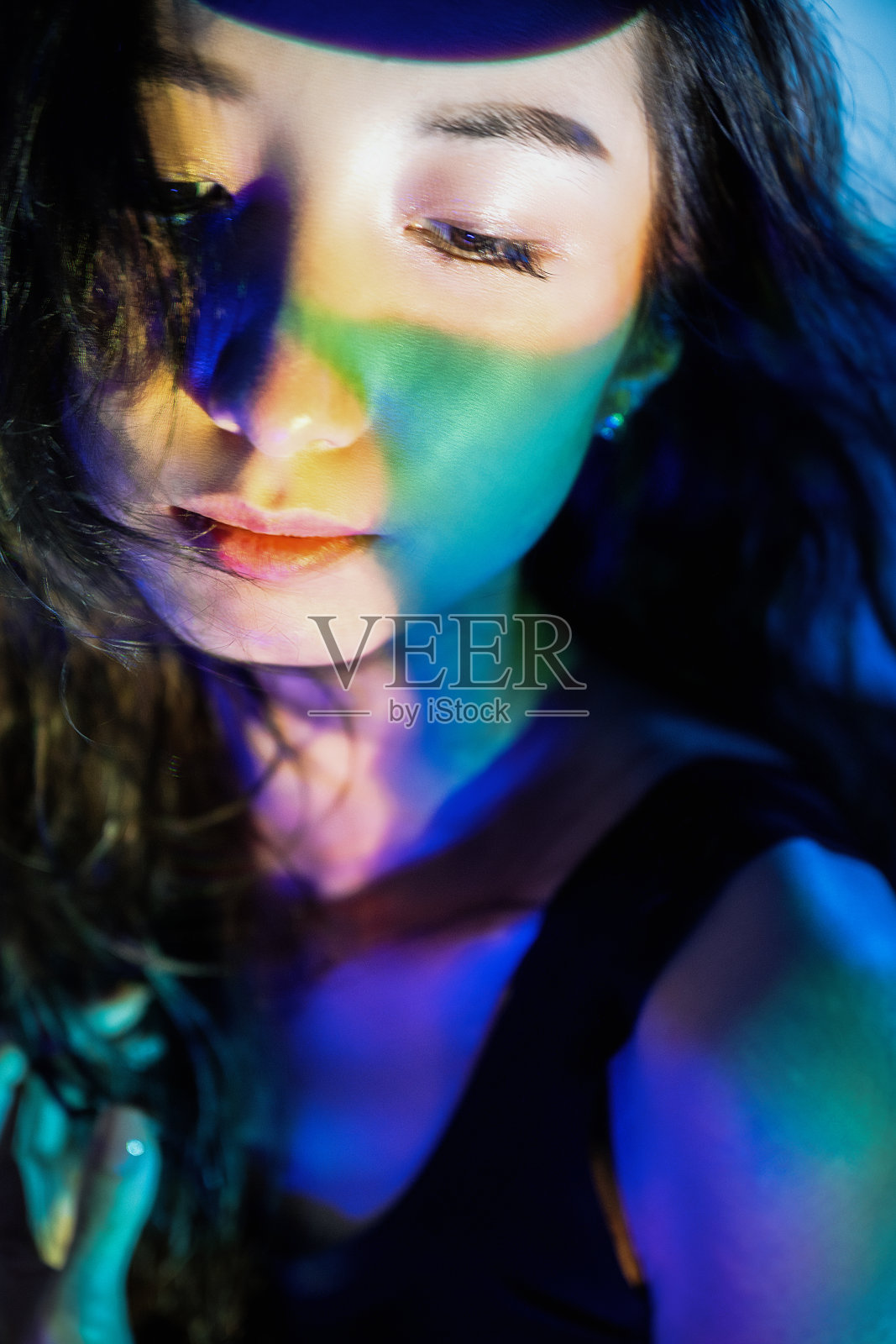 霓虹灯照在美女的脸上照片摄影图片