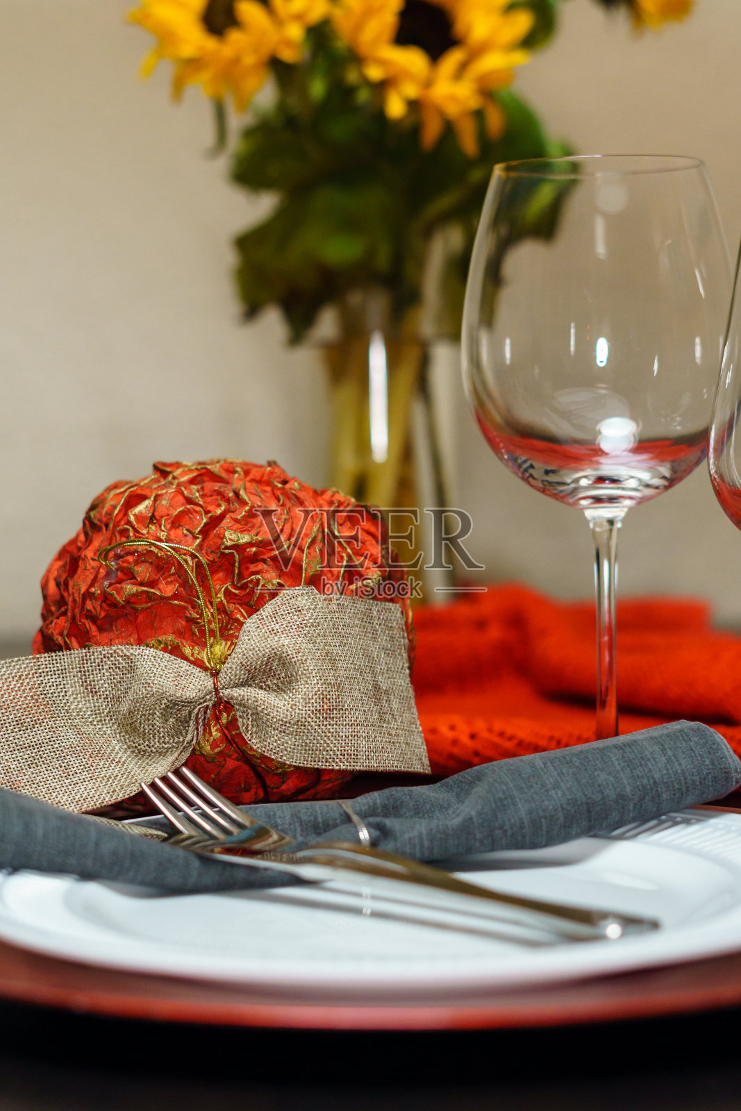 庆祝圣诞节的餐桌，圣诞球，盘子和餐具照片摄影图片