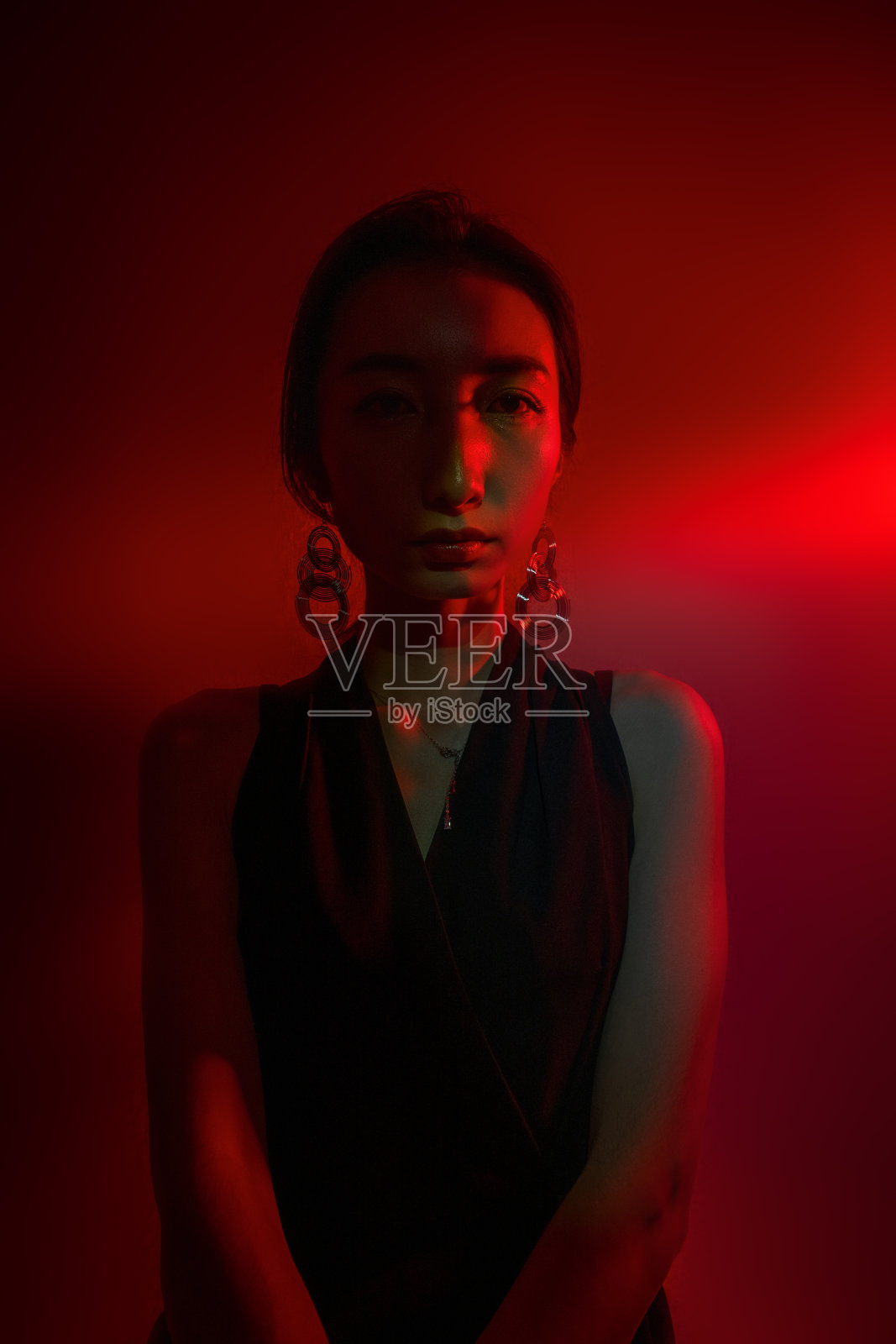 美丽时尚的美女搭配红色背景灯光照片摄影图片