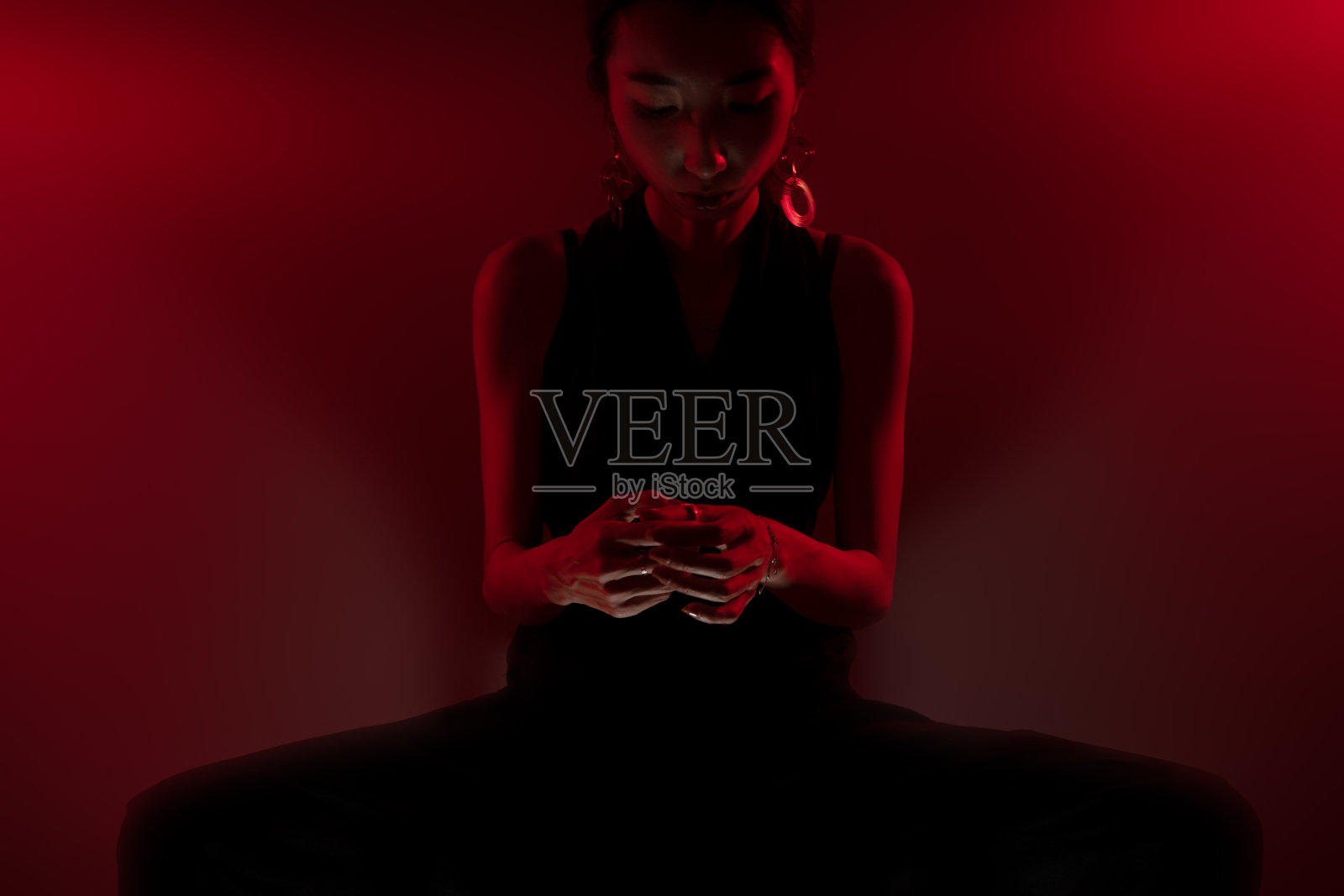 美丽时尚的美女搭配红色背景灯光照片摄影图片