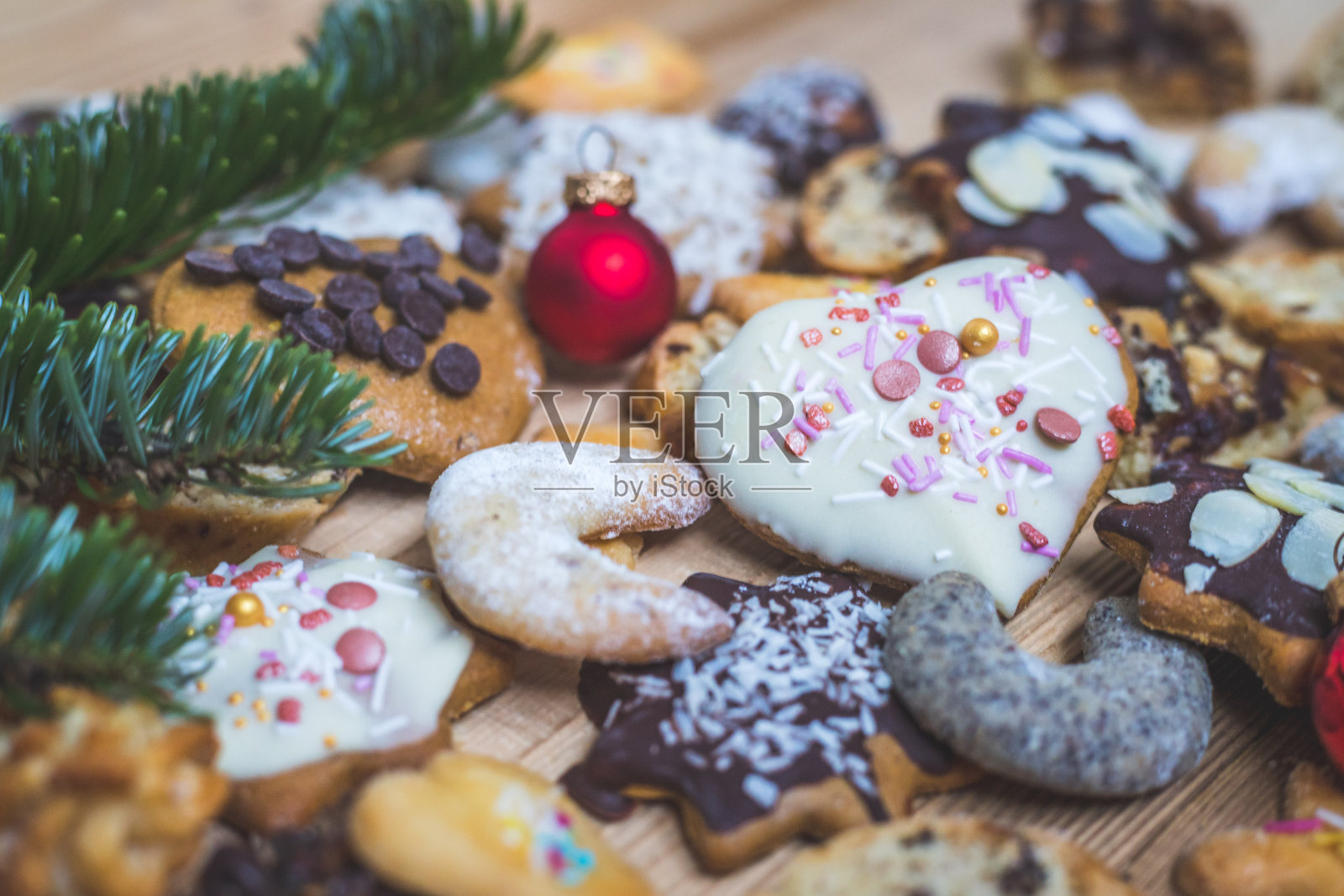 自制的圣诞饼干:美味的饼干，糖粉和圣诞小玩意放在质朴的木桌上照片摄影图片