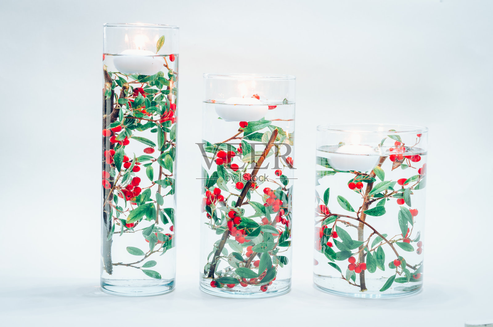 三个花瓶里有蜡烛和植物的家庭装饰照片摄影图片