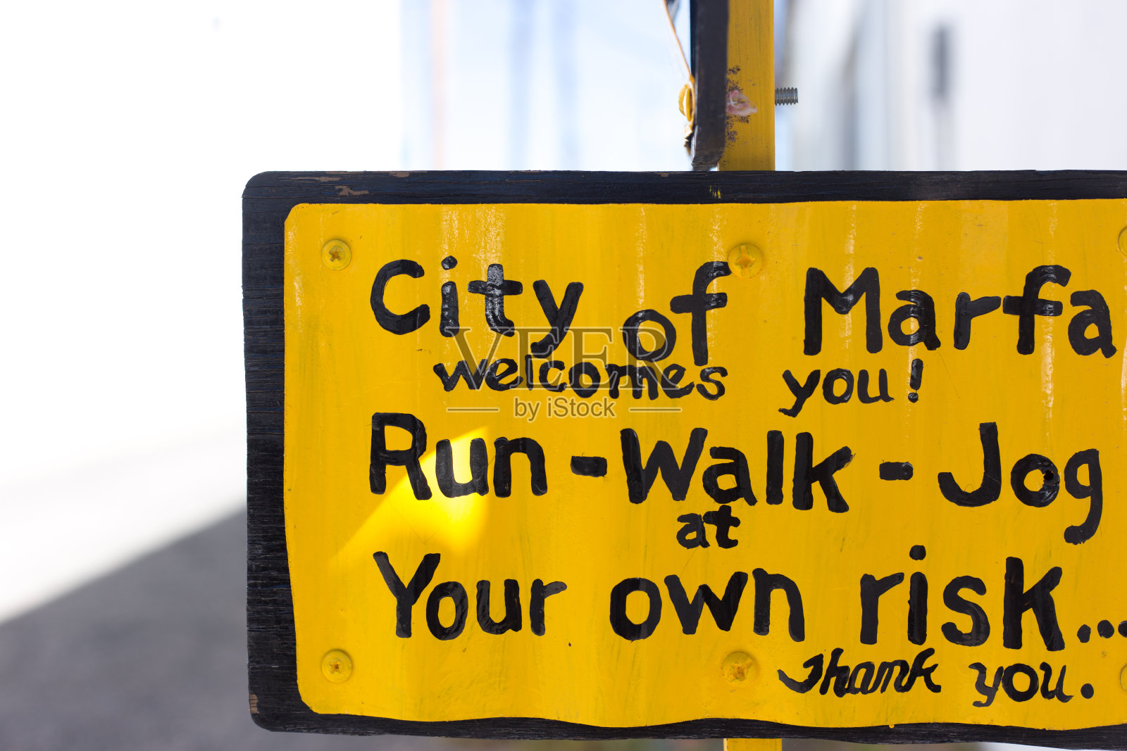 德州马尔法:黄色标语“马尔法欢迎你!”照片摄影图片