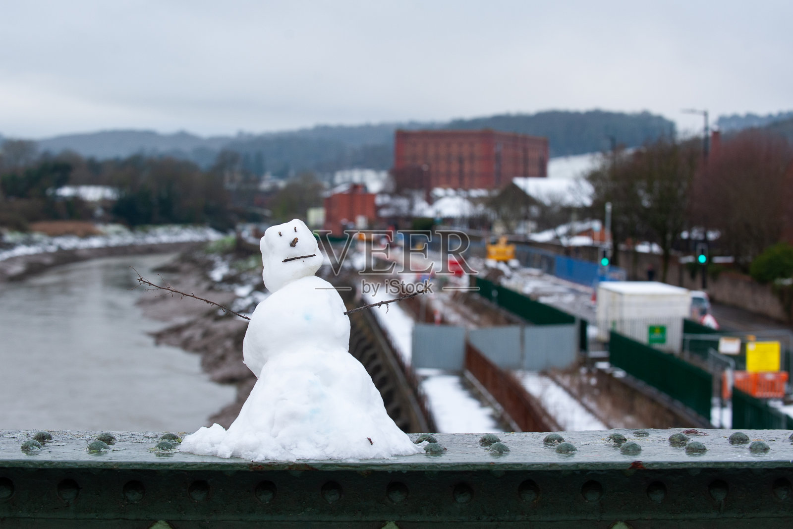 布里斯托尔港旁的雪人照片摄影图片