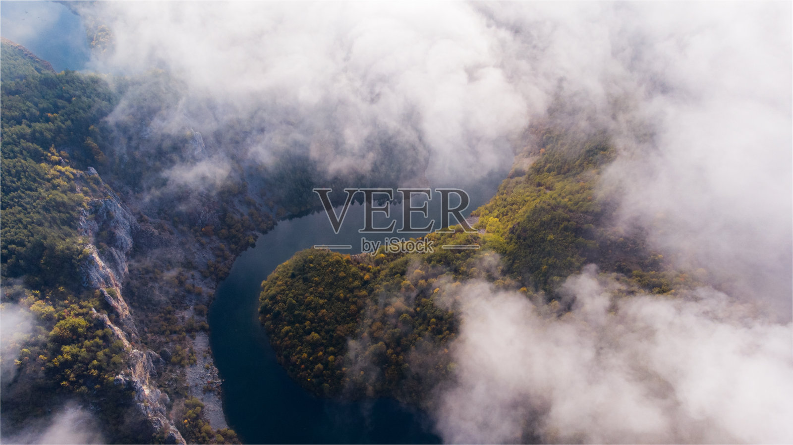 雾笼罩着蜿蜒的河流照片摄影图片