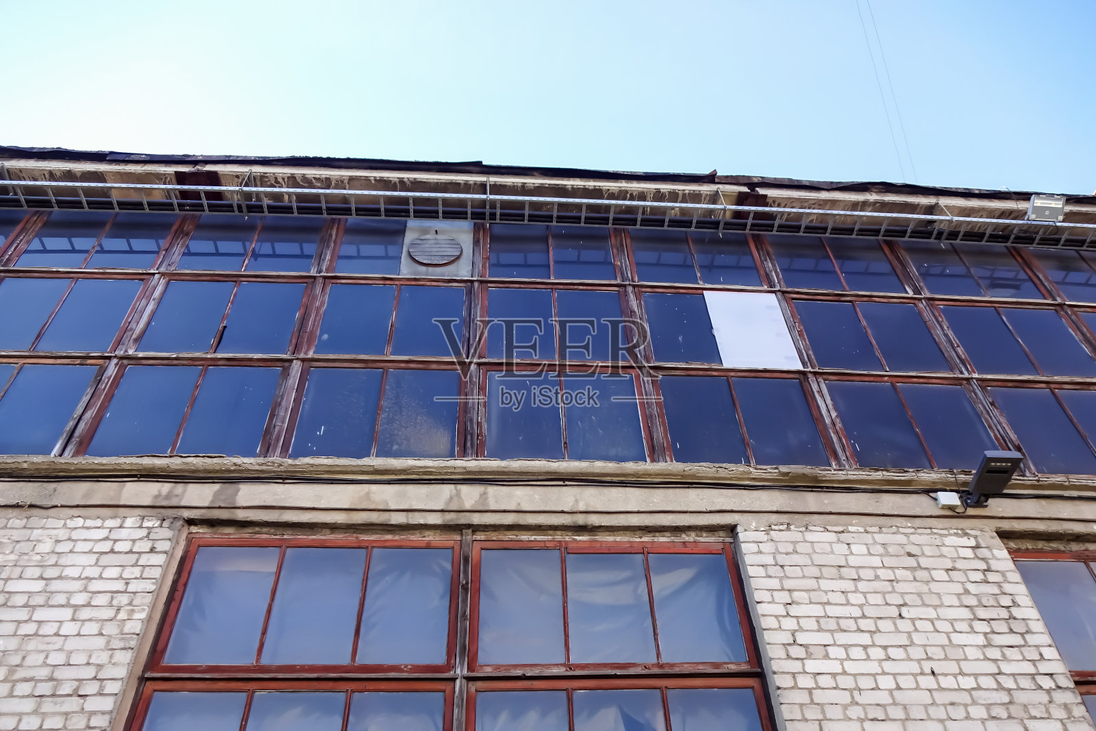 Telliskivi区一座废弃的灰色砖工业建筑立面细节的特写。爱沙尼亚塔林,欧洲。2021年9月照片摄影图片