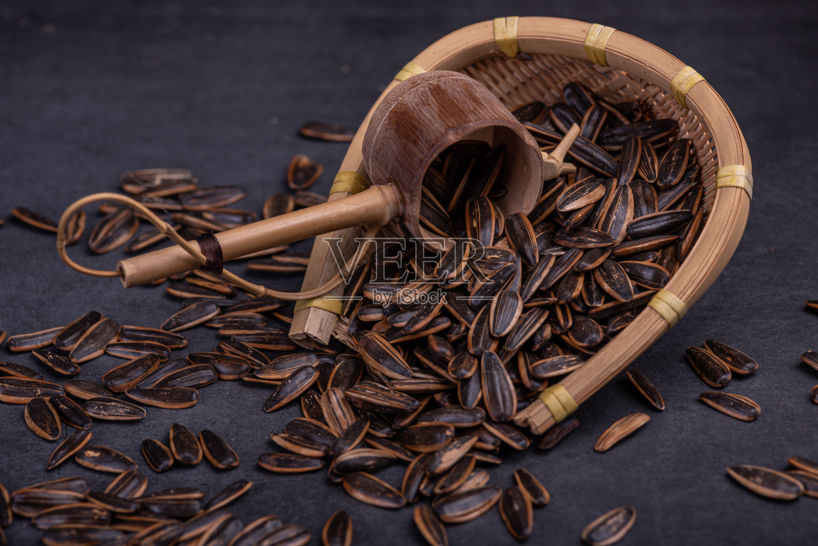 容器内深色背景的葵花籽照片摄影图片