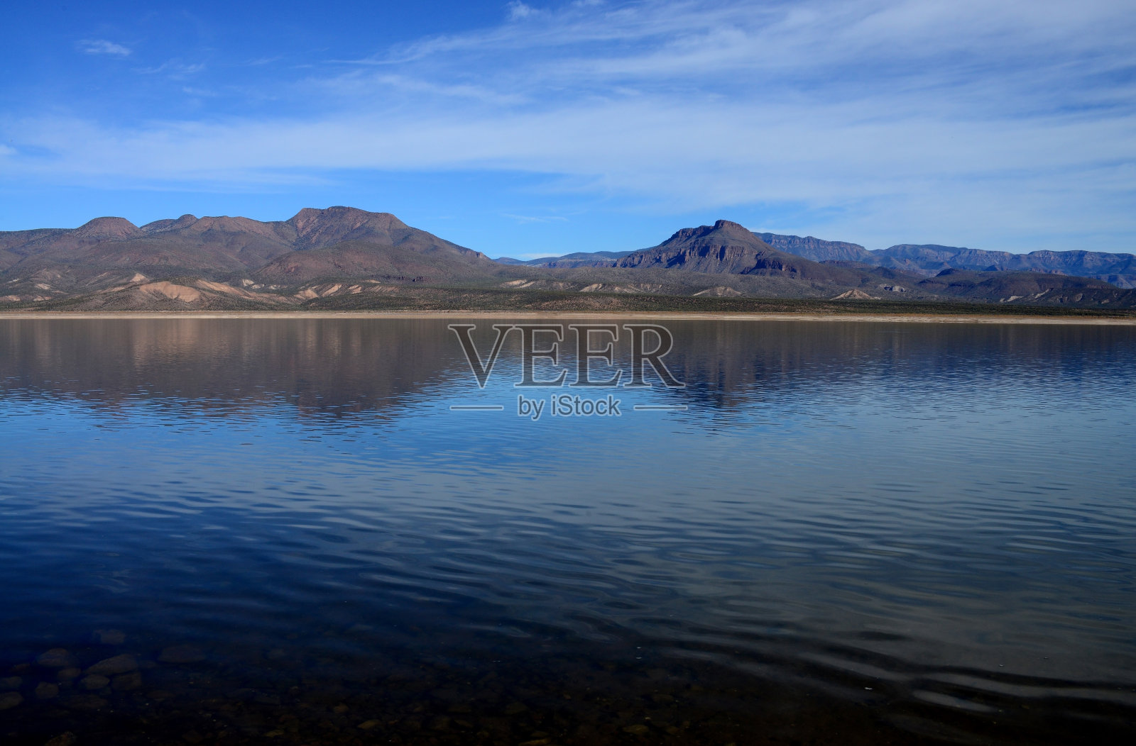 亚利桑那州罗斯福湖旁的山照片摄影图片