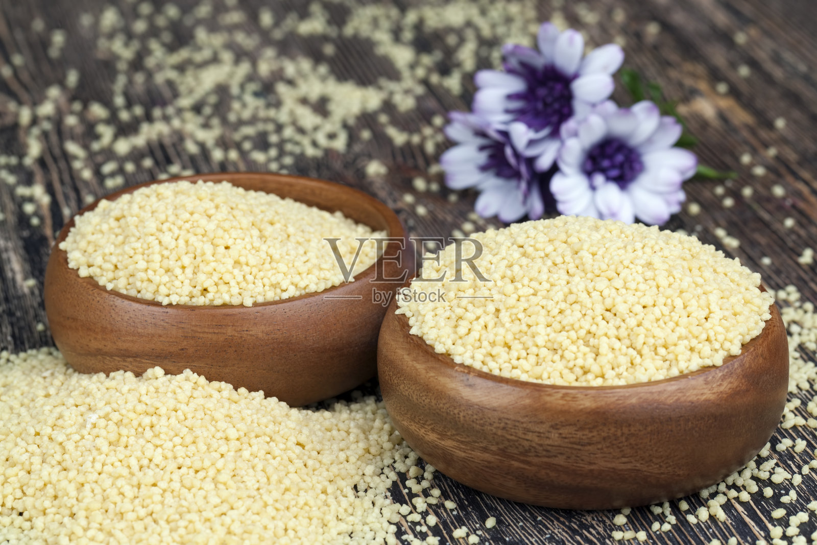 碾碎的黄色粗麦粉是非洲的传统食物照片摄影图片