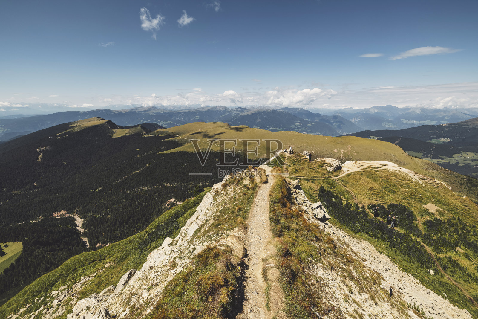 山顶上狭窄的小径——塞塞德、白云石照片摄影图片