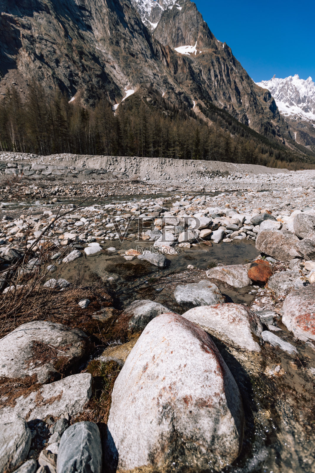 高山景观，勃朗峰的雪山。美丽山谷中的白云石。旅游和度假摄影。照片摄影图片