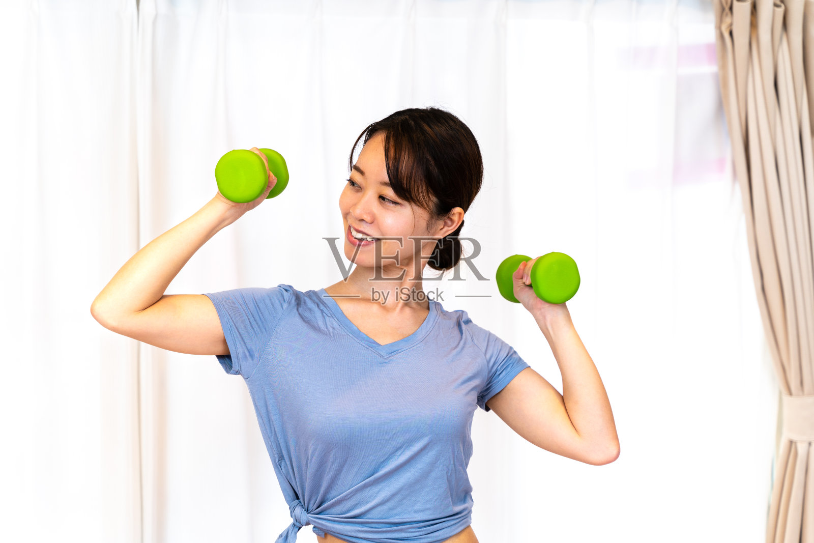 在家用哑铃锻炼肌肉照片摄影图片