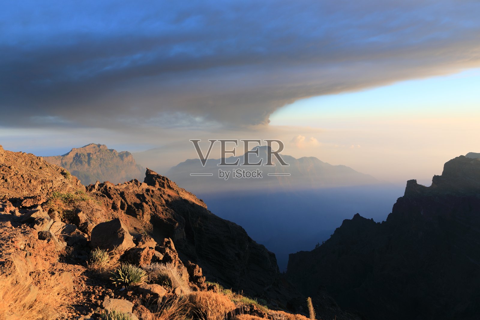 拉帕尔马岛火山喷发：老峰火山喷气孔照片摄影图片