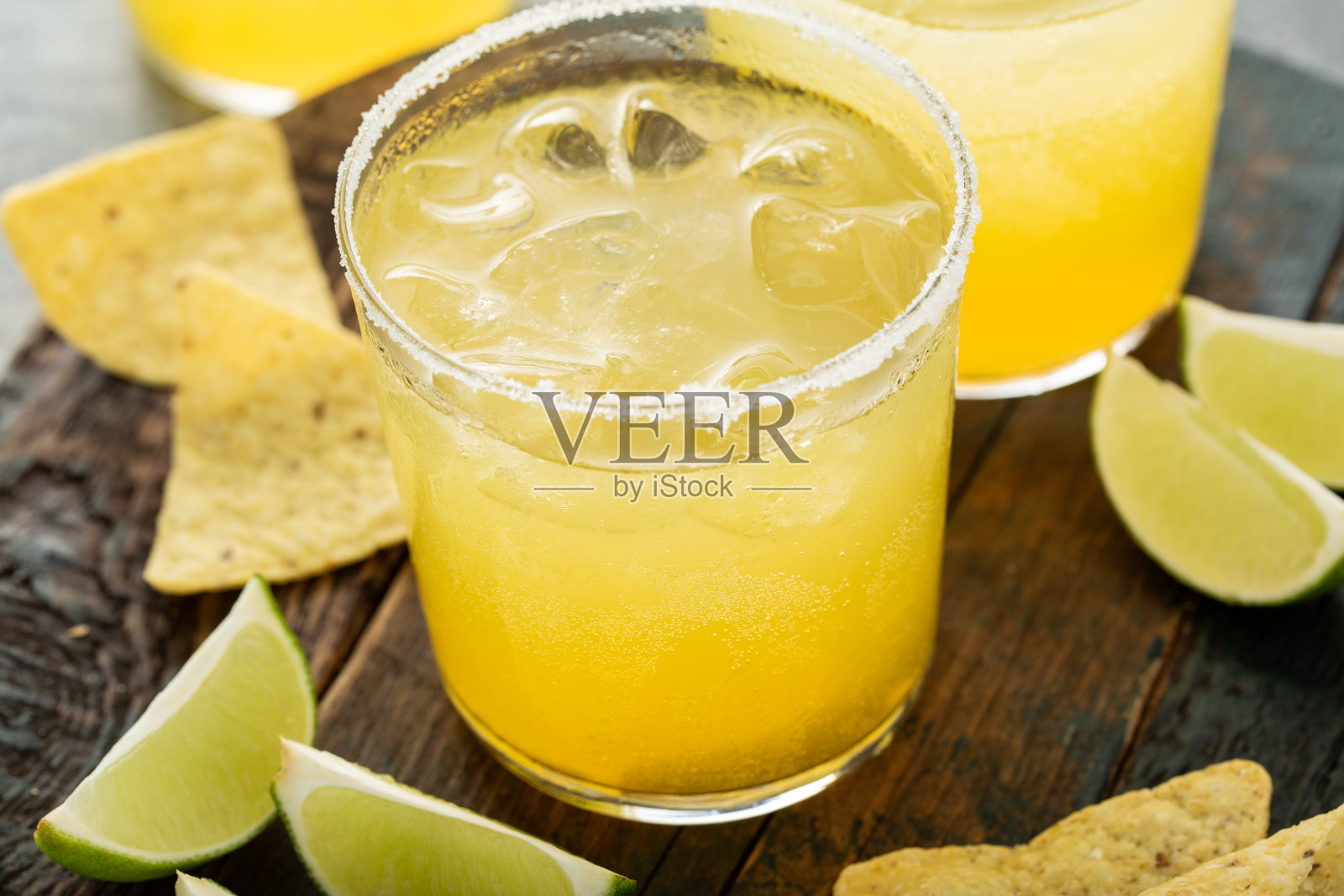 用盐边杯盛玛格丽塔酒照片摄影图片