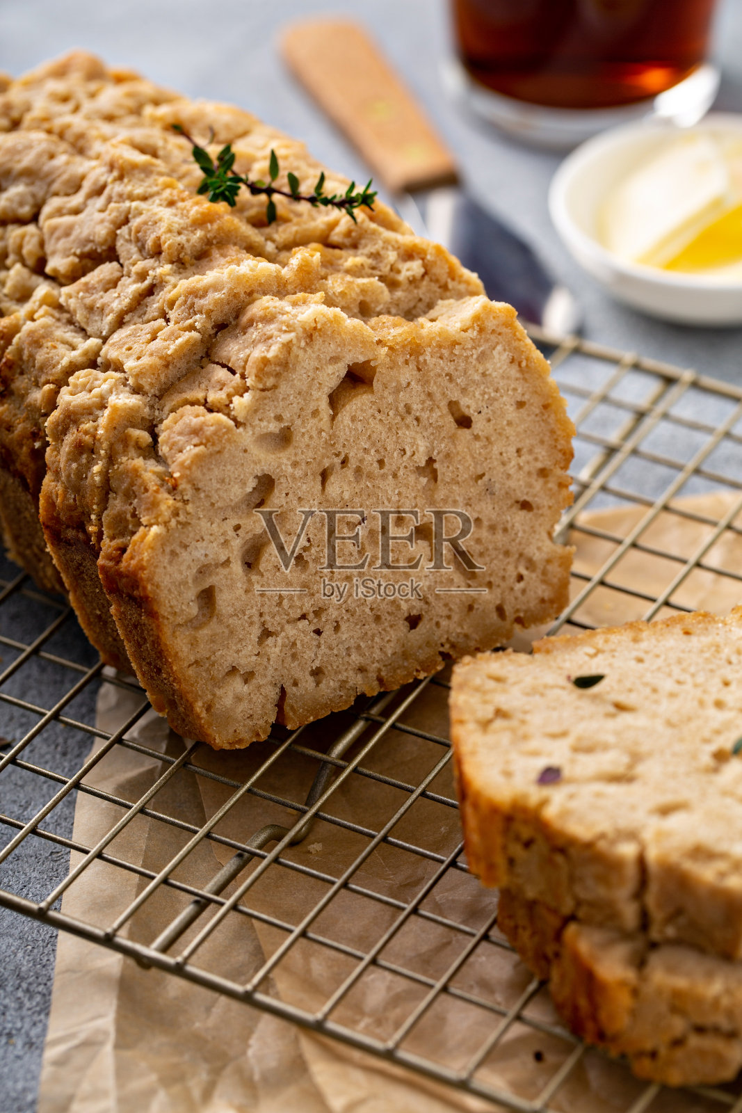 啤酒面包放在冷却架上照片摄影图片