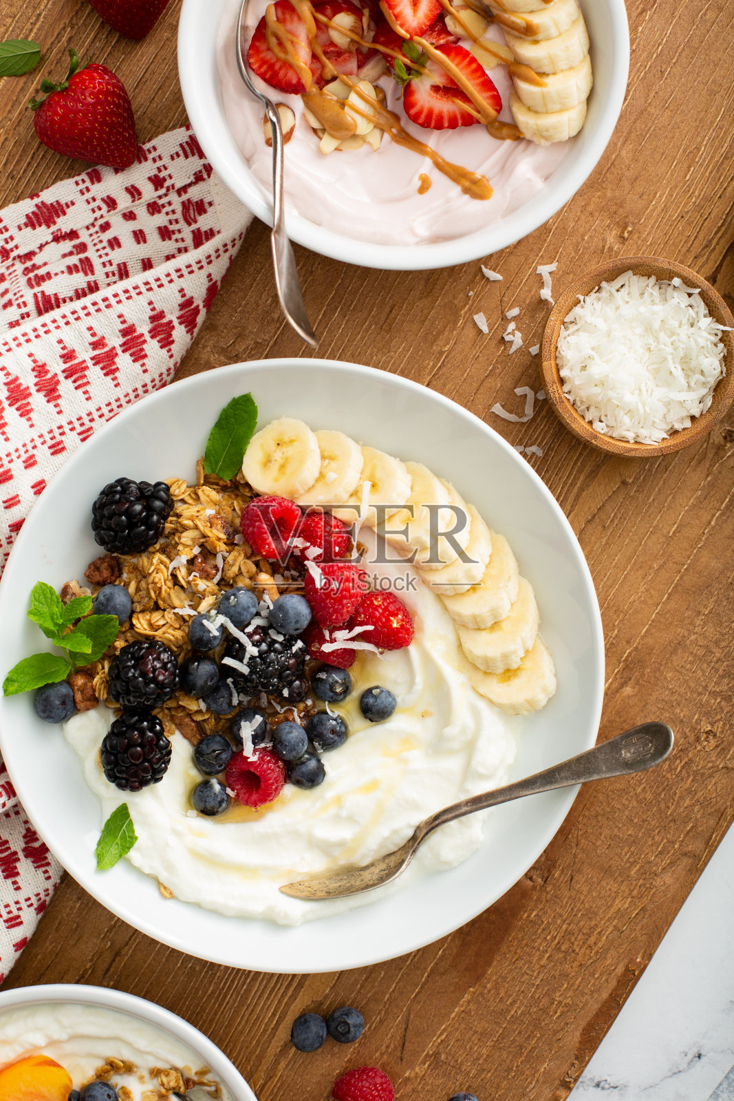 草莓酸奶和原味酸奶的各种酸奶碗照片摄影图片