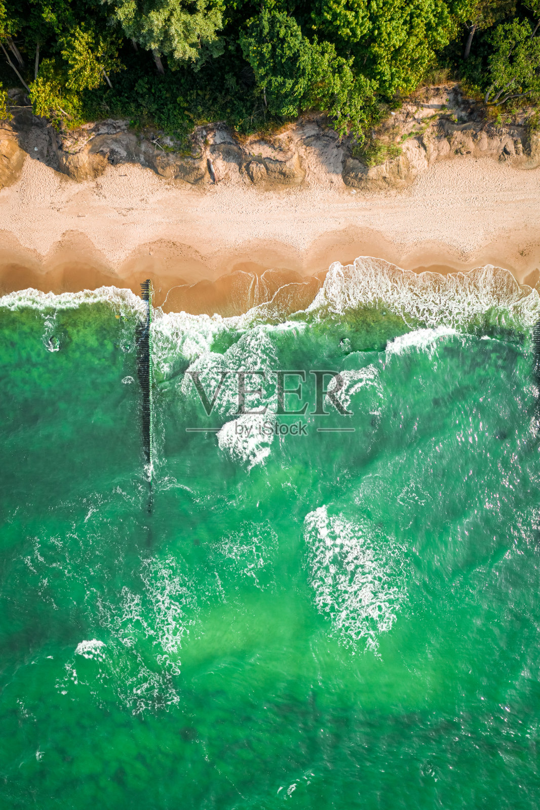 美妙的蓝色波浪在波罗的海。在海边度假。照片摄影图片