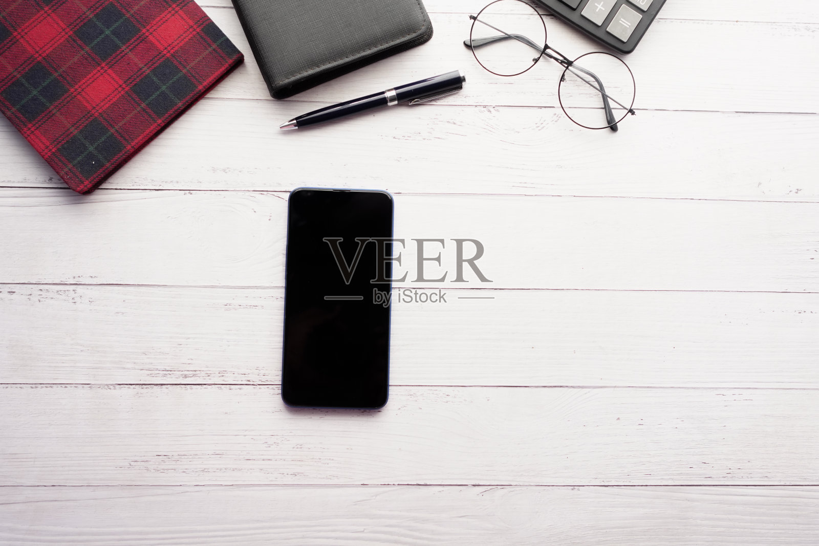 桌上智能手机和记事本的俯视图照片摄影图片