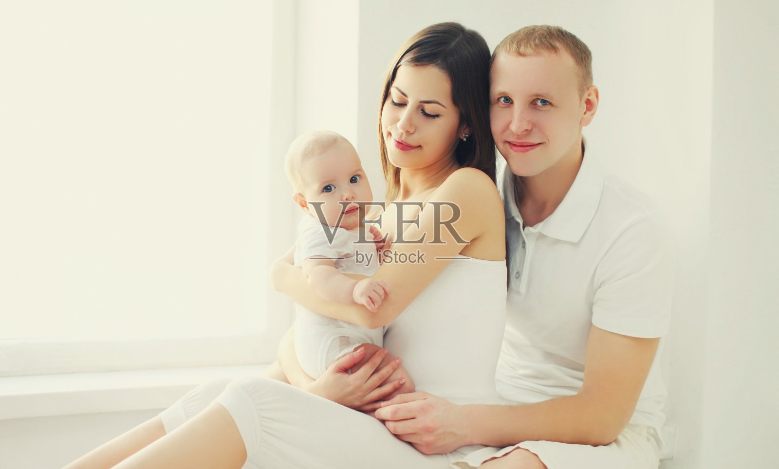 幸福年轻的父母和孩子在家里的全家福照片摄影图片