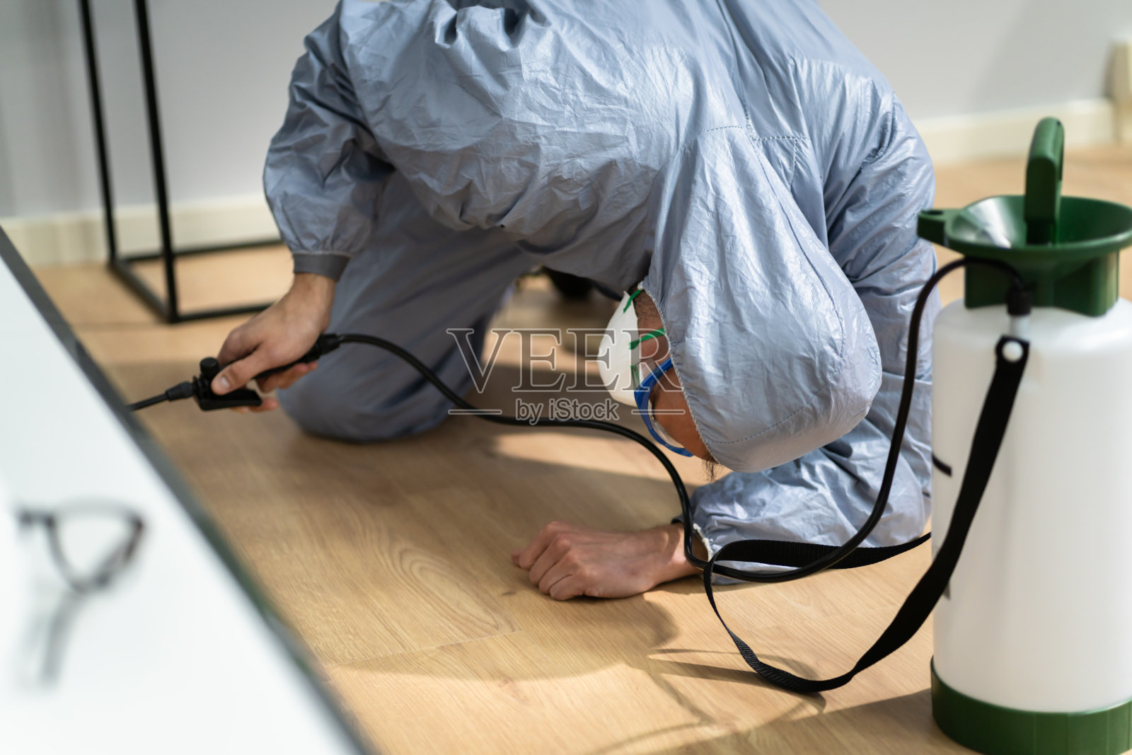 灭虫人喷洒白蚁除害剂照片摄影图片