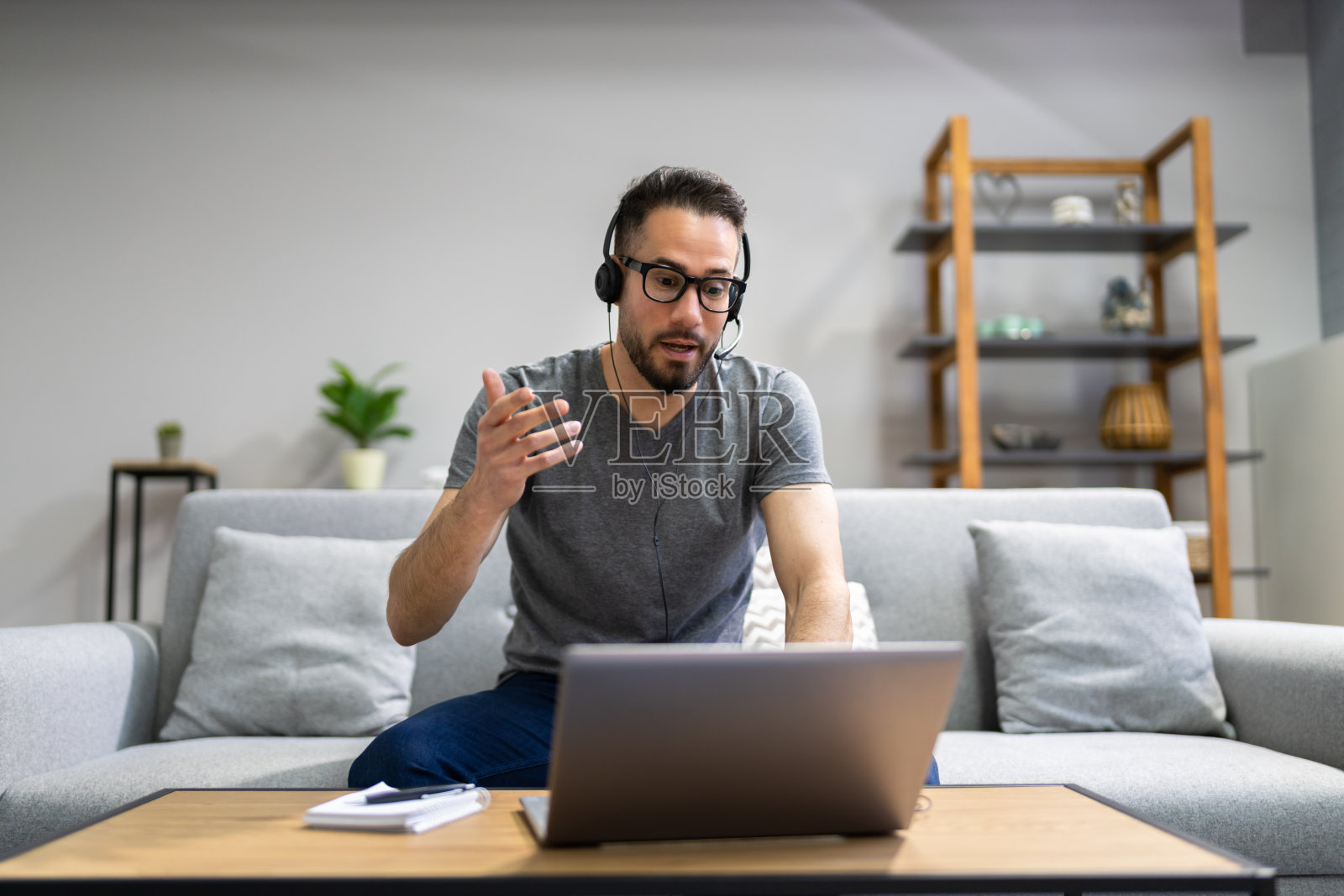 虚拟在线视频会议照片摄影图片