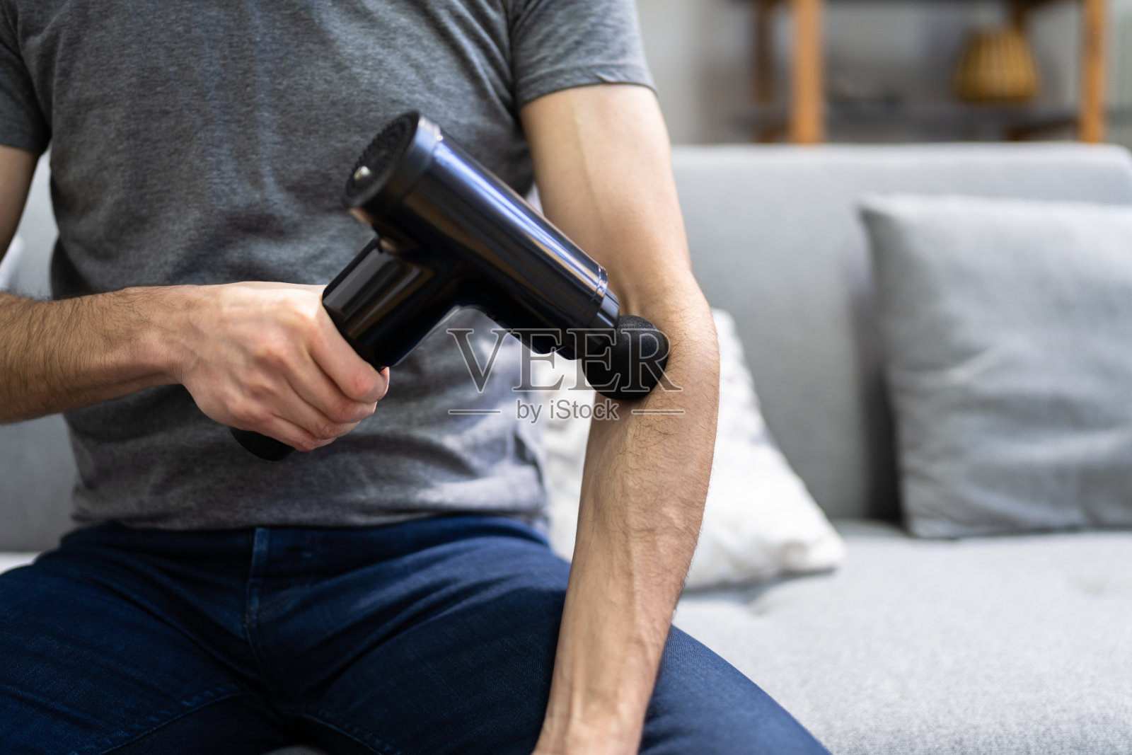 按摩枪肌肉疼痛恢复照片摄影图片