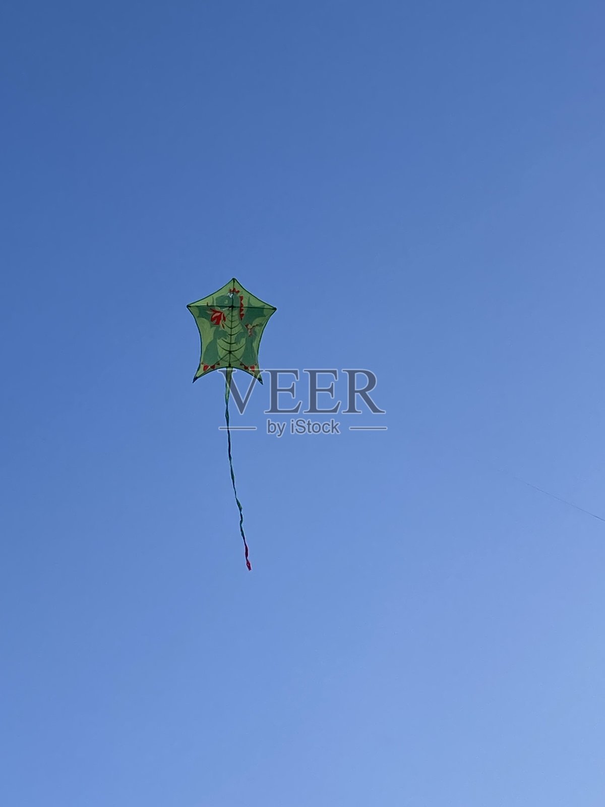 孩子们的风筝在蓝天上照片摄影图片