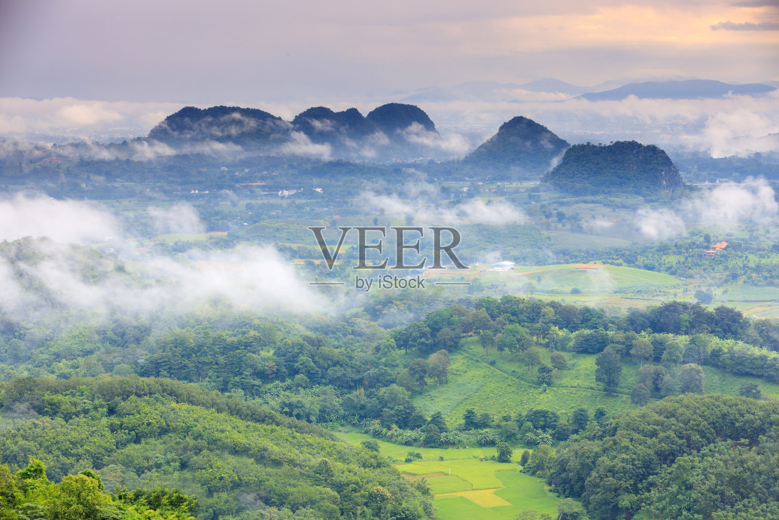 泰国清莱城市和山脉上的日出鸟瞰图，日期照片摄于2021年10月20日照片摄影图片