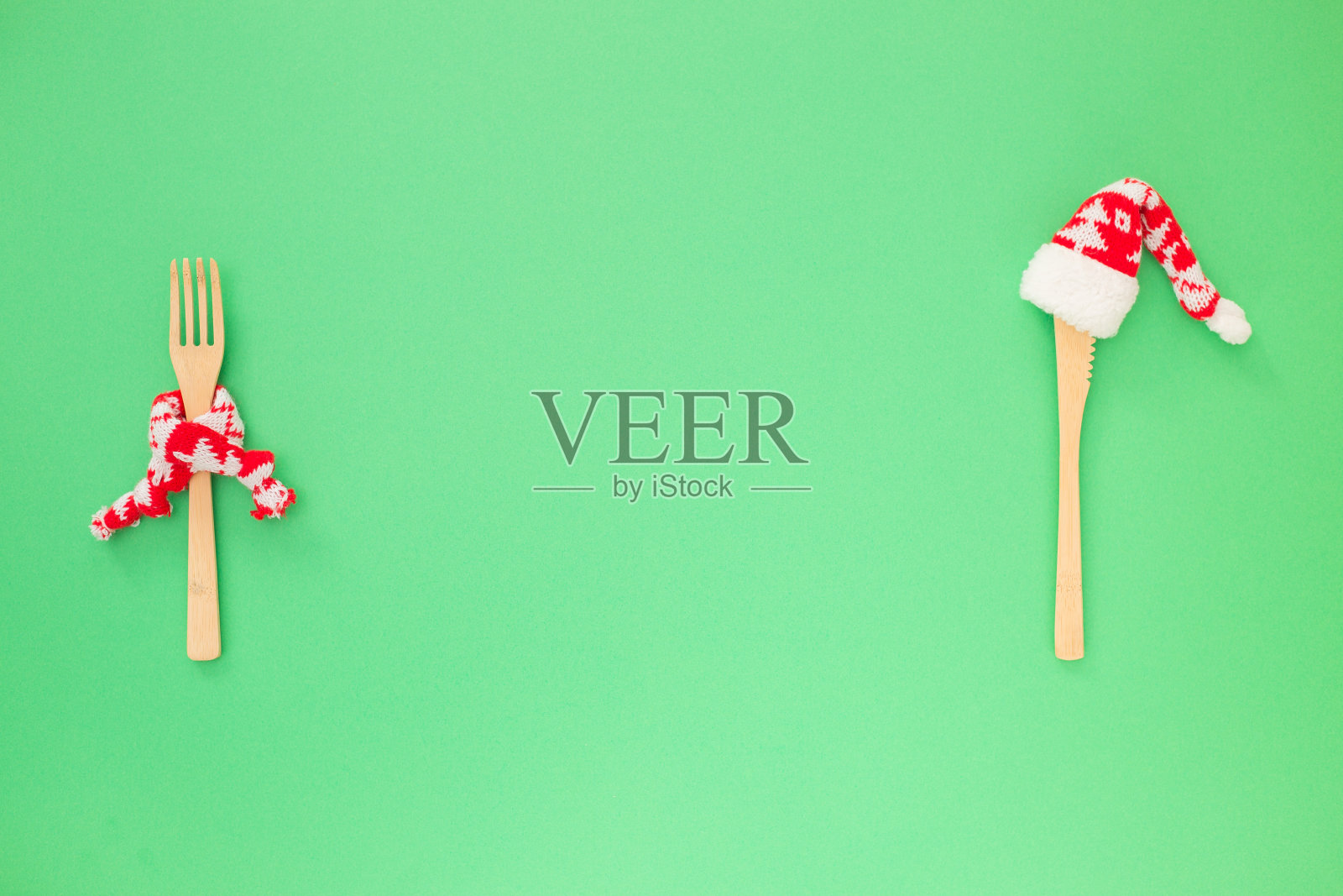 创意创意的节日菜单模型，饮食，绿色背景上的天然健康食品。木制餐具。背景为圣诞节，新年午餐，晚餐邀请或派对与复印空间照片摄影图片